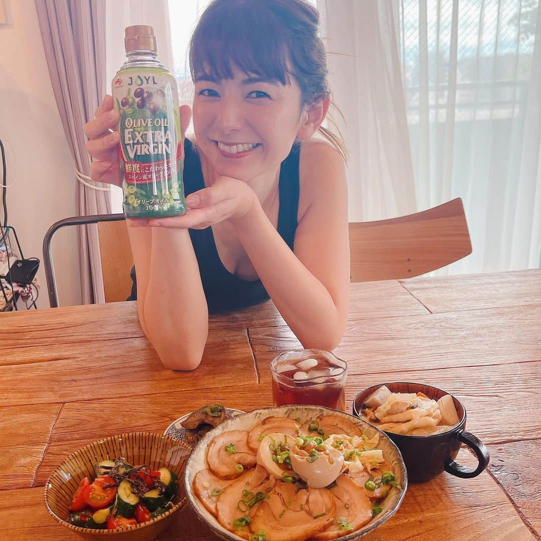 スザンヌさんのインスタグラム写真 - (スザンヌInstagram)「チャーシュー丼とだご汁で🥓🍲 #お家ごはん #スザ飯  オリーブオイルをお味噌汁に入れたり、いろんなサラダにお塩とオリーブオイルを和えて食べたりと、 上質なオイルを日々の生活で毎日摂ることは身体作りで意識していることのひとつ。  今回はおすすめの万能タレをご紹介♡  AJINOMOTOオリーブオイルエクストラバージンオリーブオイル　大さじ2 みりん　　　　　　　　　小さじ1 しょうゆ　　　　　　　　小さじ1 わさび　　　　　　　　　1センチ を合わせて万能タレを作って卵の上からたらーりとかければいつものチャーシューも味変♡美味しくてごはんがすすむすすむ♡  この万能タレは お肉につけて食べても最高だし、 さっぱりお豆腐にも合うの♡  最近は和食にオリーブオイルを合わせて食べるのが特にお気に入りなんだ☺️  こんな感じでいつもの味付けにちょい足しするだけで味をマイルドにしてくれる万能アイテムとしてよく使ってます♡  #おうちオリーブ #JOYL #おうちごはん　#オリーブオイル #レシピ #オリーブオイルレシピ #ライフスタイル #ウェルネス #健康習慣 #PR #Jオイルミルズ」6月11日 17時31分 - suzanneeee1028