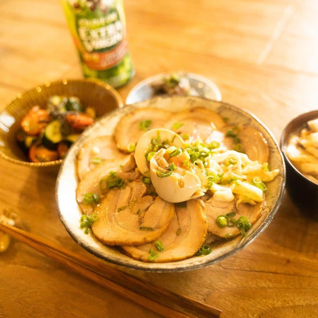 スザンヌさんのインスタグラム写真 - (スザンヌInstagram)「チャーシュー丼とだご汁で🥓🍲 #お家ごはん #スザ飯  オリーブオイルをお味噌汁に入れたり、いろんなサラダにお塩とオリーブオイルを和えて食べたりと、 上質なオイルを日々の生活で毎日摂ることは身体作りで意識していることのひとつ。  今回はおすすめの万能タレをご紹介♡  AJINOMOTOオリーブオイルエクストラバージンオリーブオイル　大さじ2 みりん　　　　　　　　　小さじ1 しょうゆ　　　　　　　　小さじ1 わさび　　　　　　　　　1センチ を合わせて万能タレを作って卵の上からたらーりとかければいつものチャーシューも味変♡美味しくてごはんがすすむすすむ♡  この万能タレは お肉につけて食べても最高だし、 さっぱりお豆腐にも合うの♡  最近は和食にオリーブオイルを合わせて食べるのが特にお気に入りなんだ☺️  こんな感じでいつもの味付けにちょい足しするだけで味をマイルドにしてくれる万能アイテムとしてよく使ってます♡  #おうちオリーブ #JOYL #おうちごはん　#オリーブオイル #レシピ #オリーブオイルレシピ #ライフスタイル #ウェルネス #健康習慣 #PR #Jオイルミルズ」6月11日 17時31分 - suzanneeee1028