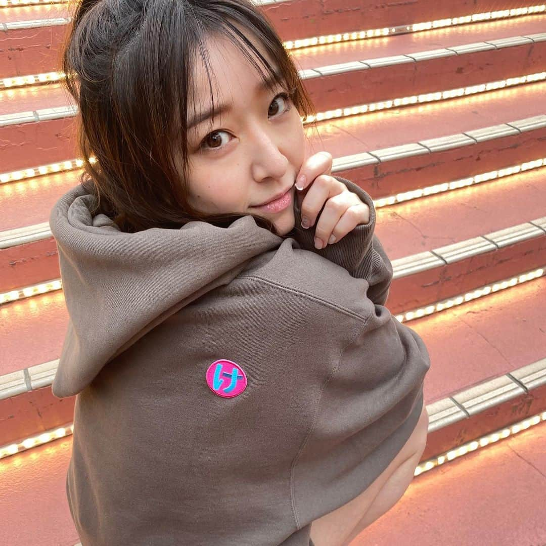 中冨杏子さんのインスタグラム写真 - (中冨杏子Instagram)「.*･ﾟ　.ﾟ･*.お知らせ*･ﾟ　.ﾟ･*. . 来る6月15日に 大切な発表があります！！！！！ . 16日からTikTokでのLIVE配信も やっていくけん フォローしとってくださいっ！ . やっと言えるぅーーーーー🍀 . また、15日は 舞台「でんすけ」の初日でもあるのです！ . 盛り沢山の1日となりますので、今からドキドキですが、 皆様お楽しみに♡♡♡♡♡♡♡  #重大発表 #Tiktok #LIVE配信  #舞台でんすけ #でんすけ  #けパーカー #GET」6月11日 17時55分 - anko_nakatomi