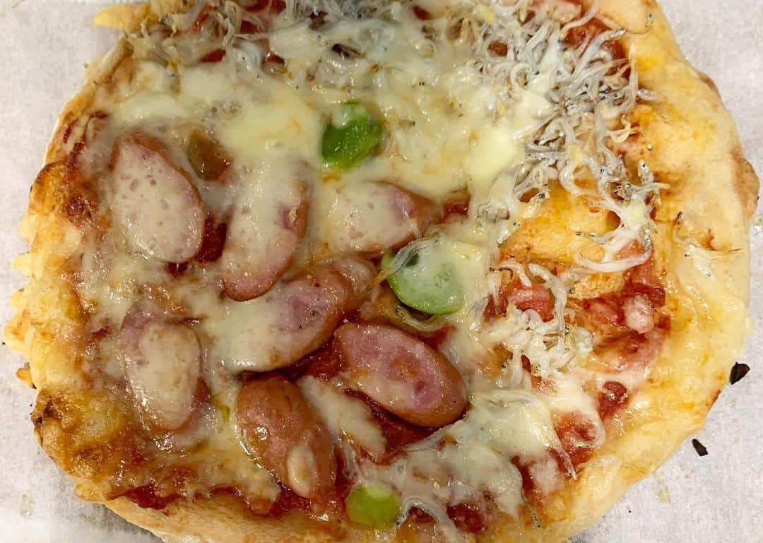 安田美沙子さんのインスタグラム写真 - (安田美沙子Instagram)「いつかの我が家でのピザパーティー🍕  持って来てくれたら鎌倉野菜や、しらすでそれぞれのピザをつくりました。  みーんな違う味🍅  自分で選んで、自分で作って、たべる。 そんな過程の時間を大切にしてほしいですね。 感謝の気持ちとともに🤍  松丸さんとお誕生日が近くてお祝いまでしてもらいました🎂  支えてくれるママたちありがとう❤️  @haruka_ogakoma  @yuki_matsumaru  #thanks #まいまいレシピピザ #鎌倉のめぐみ #ありがとう #手作りピザ #食育　#mama」6月11日 18時44分 - yasuda_misako