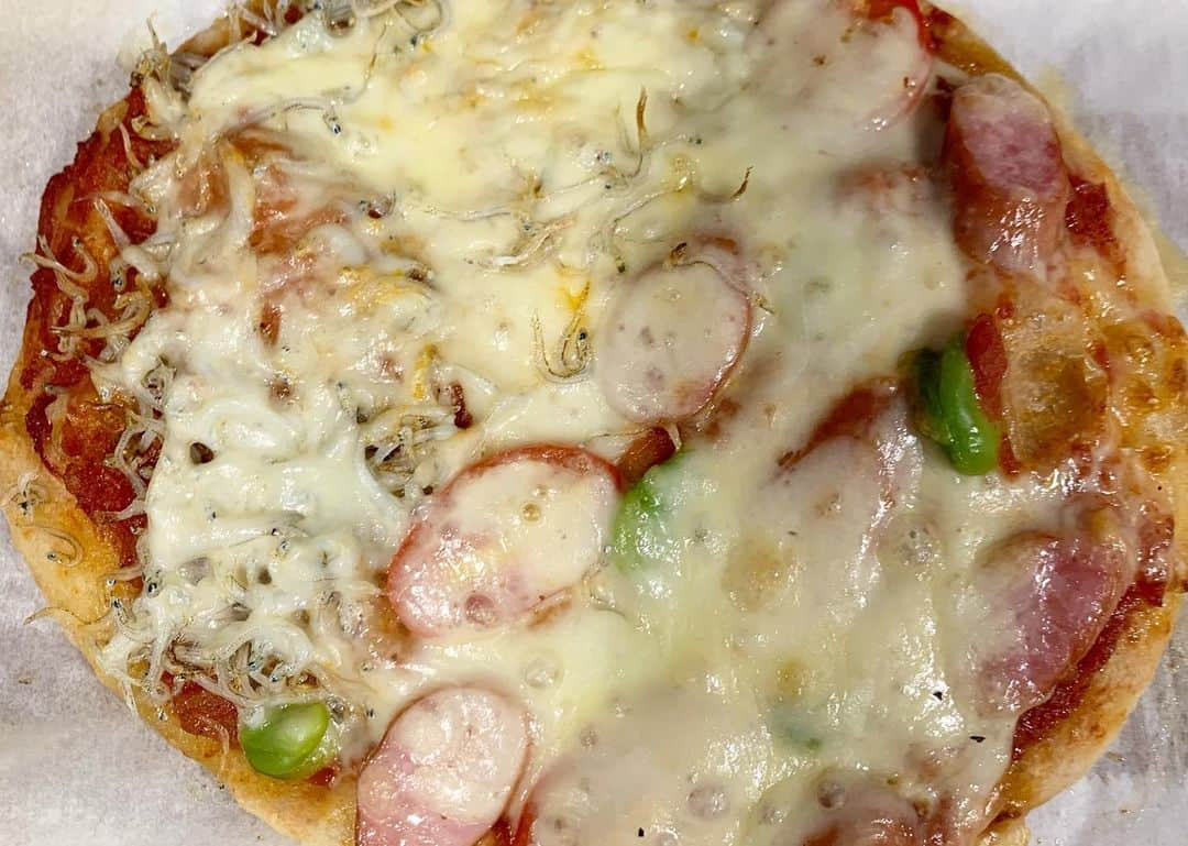 安田美沙子さんのインスタグラム写真 - (安田美沙子Instagram)「いつかの我が家でのピザパーティー🍕  持って来てくれたら鎌倉野菜や、しらすでそれぞれのピザをつくりました。  みーんな違う味🍅  自分で選んで、自分で作って、たべる。 そんな過程の時間を大切にしてほしいですね。 感謝の気持ちとともに🤍  松丸さんとお誕生日が近くてお祝いまでしてもらいました🎂  支えてくれるママたちありがとう❤️  @haruka_ogakoma  @yuki_matsumaru  #thanks #まいまいレシピピザ #鎌倉のめぐみ #ありがとう #手作りピザ #食育　#mama」6月11日 18時44分 - yasuda_misako