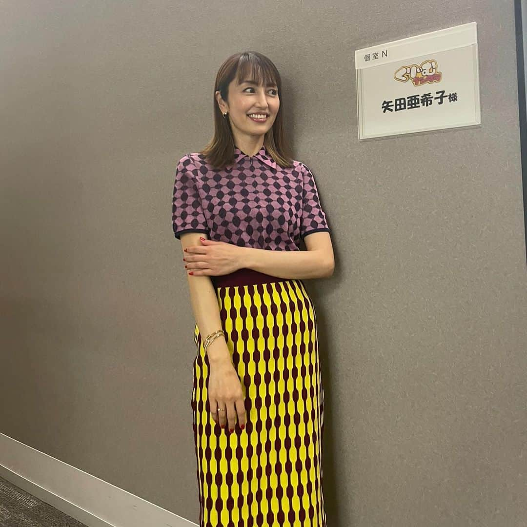 矢田亜希子さんのインスタグラム写真 - (矢田亜希子Instagram)「【オンエア】 2022年6月12日(日)21：55〜22：55 テレビ朝日『くりぃむナンタラ』 衣装は ポロシャツ、スカート @toryburch サンダル @sergiorossi ジュエリー @debeersforevermark #くりぃむナンタラ#テレビ朝日#有田さんとお久しぶり」6月11日 18時45分 - akiko_yada