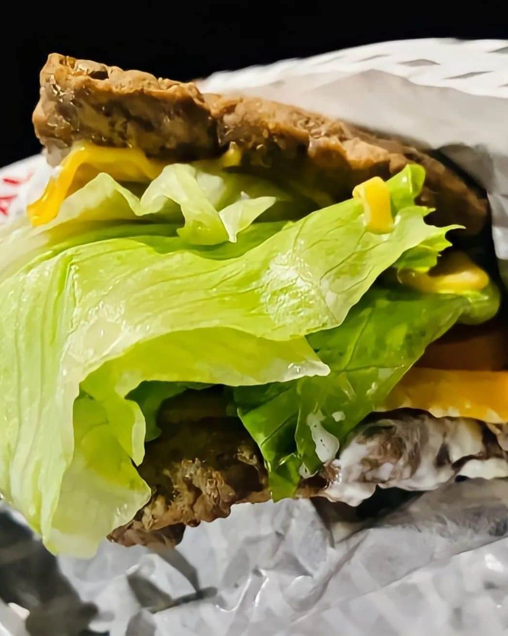 杉原杏璃さんのインスタグラム写真 - (杉原杏璃Instagram)「最近お気に入り♡  パンなしバーガー🍔見ーっけ 思わず買ってしまいました🤭 お肉でレタス🥬やチーズ🧀を挟んでるやつ！！  最近、めっきりランチは車内で🚗静かに食べるようになったので手軽に食べれる物が増えました✋  撮るの下手ww  普段はもっとお手軽。 だいたいセブンイレブンの豆腐バーで済ませちゃいますけど アレ美味しくない？♡ ひじきと枝豆がが入ってるタイプのやつ タンパク質もちゃんと取れるしお気に入り♡♡  若干摂生して整え中〜　苦しくなるので若干です  〜しばしお待ち下さい〜  #グラビア #グラドル #グラビアアイドル #アイドル #杉原杏璃 #sugiharaanri #anrisugihara #株式投資 #資産運用 #不動産投資 #仮想通貨 #暗号資産 #投資アカデミー #投資セミナー #FX #NFT #ビットコイン #トレード #豆腐バー#セブンイレブン」6月11日 18時56分 - anri.sugihara.anri