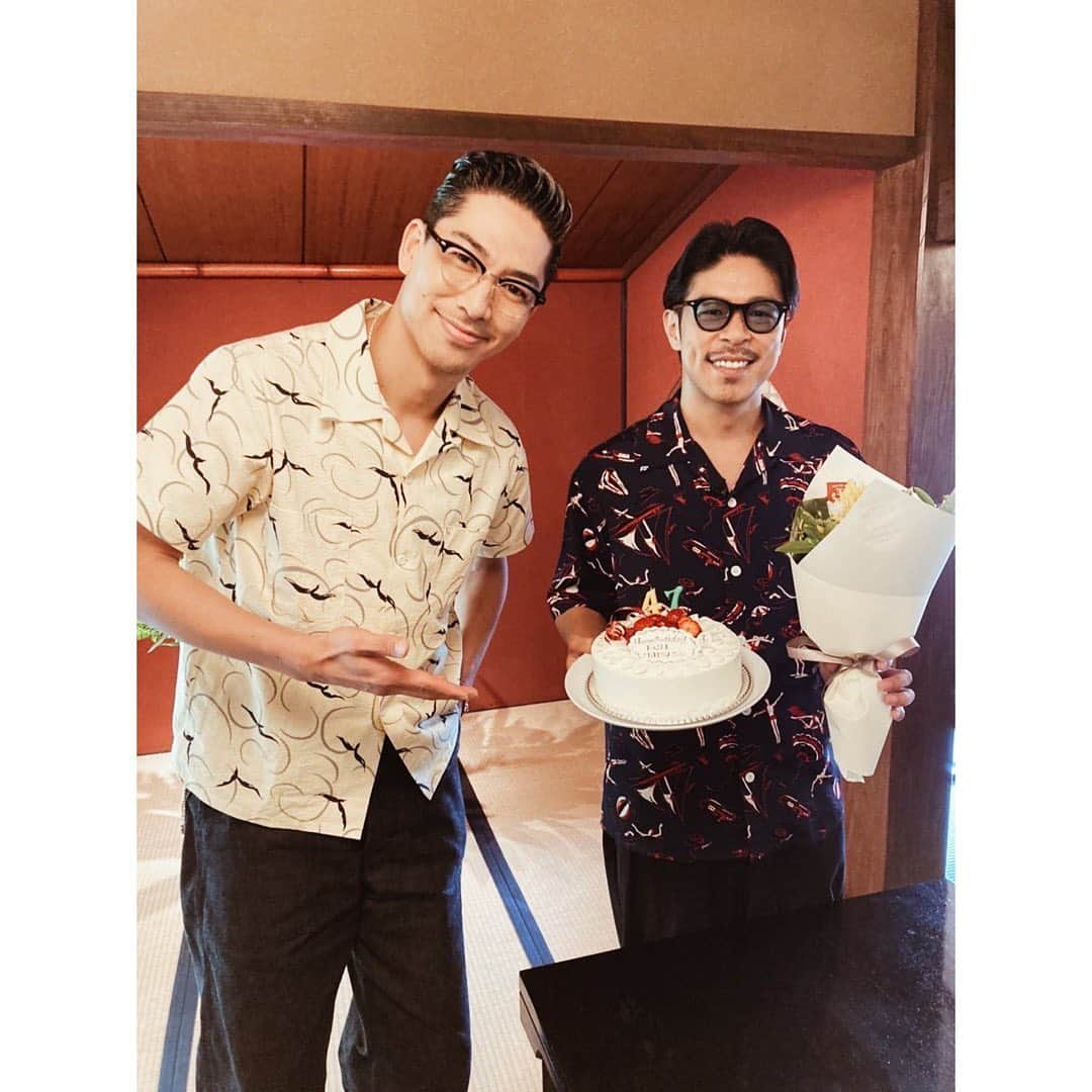 松本利夫さんのインスタグラム写真 - (松本利夫Instagram)「with AKIRA😎  久々に腹の底から笑った🤣 YouTubeに動画がアップされたので是非ご覧下さい😁  ロケ日が 自分の誕生日が近かったこともあり お祝いしてくれました！ 流石の気遣い👏 感謝🙏✨」6月11日 19時15分 - exile_matsu