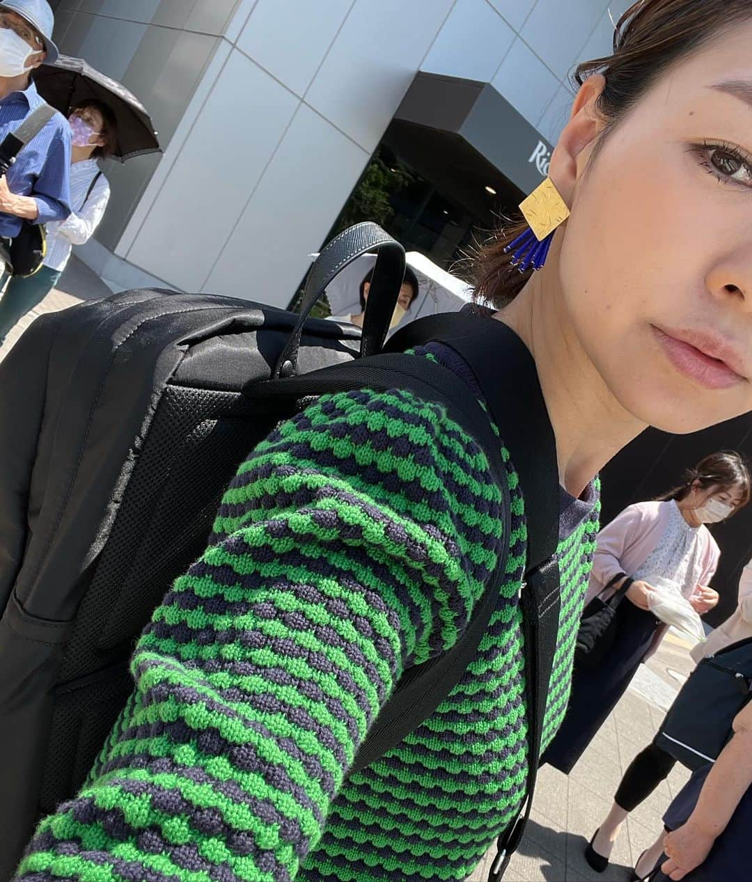 服部由紀子さんのインスタグラム写真 - (服部由紀子Instagram)「最近のふくー  いろんな格好するなぁ。  ①着目のふく ベスト: マルジェラ ピアス: MARNI  ②着目のふく トップス: 忘れた、後で調べておく スカート : トゥモローランド アクセ : @fio_da_aranha   ③着目 グリーン: Maison apparel ワンピ: cos くつ : ジルサンダー  ④着目 トップス : cos パンツ : インポートのどこかの。  🤣インスタグラマーじゃないから、適当な説明でごめんなさい。後から調べて書いておきます♡  #プレ花嫁#東京花嫁#綿帽子#前撮り#結婚#flower#ホテルウェディング#出張ヘアメイク#ヘアメイク#raf #ウェディングブーケ#rafsimons #blooooms#丸の内前撮り#flowers #ブーケ#色打ち掛け #大人ウェディング  #saintlaurent」6月11日 19時38分 - ceu0116