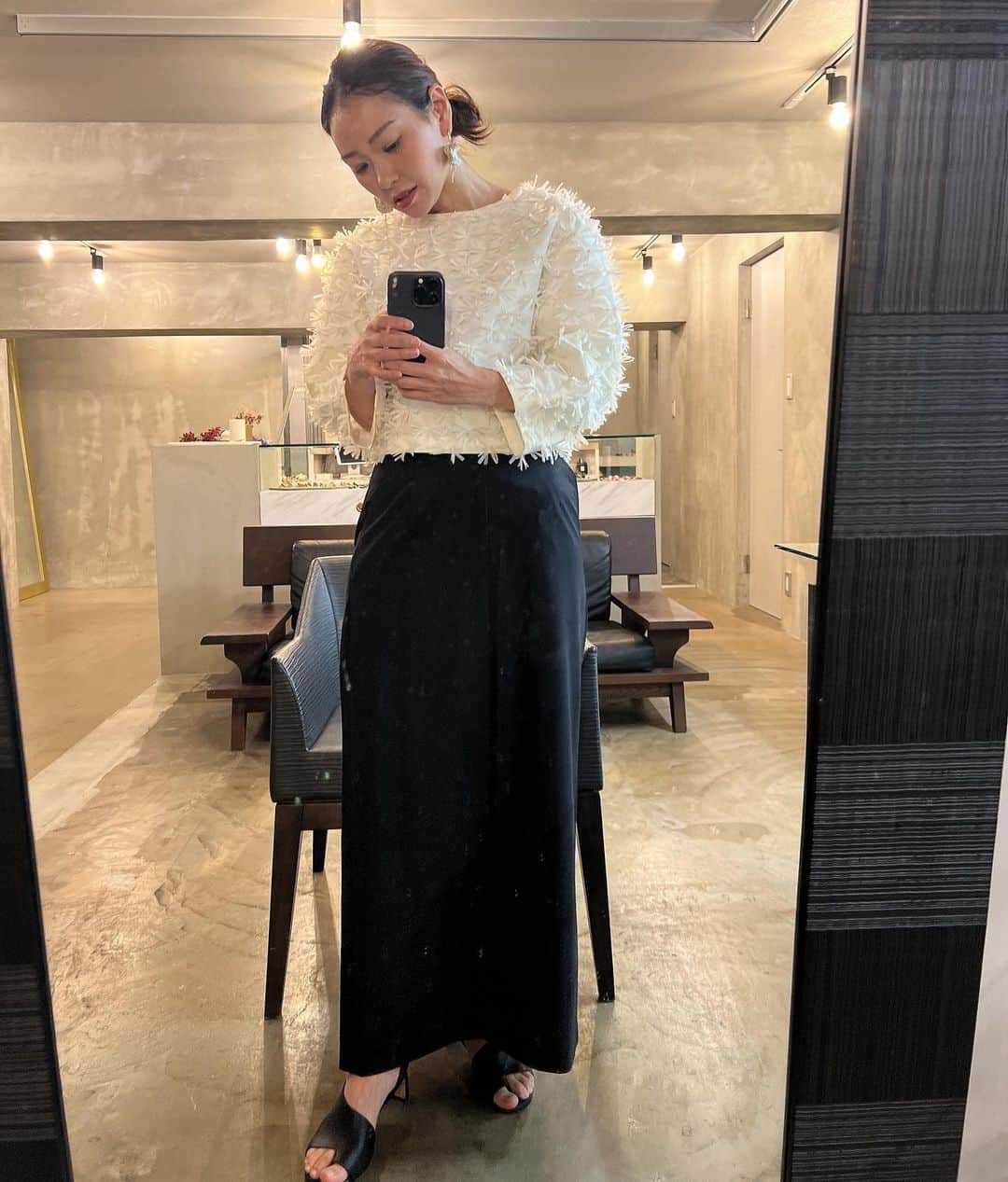 服部由紀子さんのインスタグラム写真 - (服部由紀子Instagram)「最近のふくー  いろんな格好するなぁ。  ①着目のふく ベスト: マルジェラ ピアス: MARNI  ②着目のふく トップス: 忘れた、後で調べておく スカート : トゥモローランド アクセ : @fio_da_aranha   ③着目 グリーン: Maison apparel ワンピ: cos くつ : ジルサンダー  ④着目 トップス : cos パンツ : インポートのどこかの。  🤣インスタグラマーじゃないから、適当な説明でごめんなさい。後から調べて書いておきます♡  #プレ花嫁#東京花嫁#綿帽子#前撮り#結婚#flower#ホテルウェディング#出張ヘアメイク#ヘアメイク#raf #ウェディングブーケ#rafsimons #blooooms#丸の内前撮り#flowers #ブーケ#色打ち掛け #大人ウェディング  #saintlaurent」6月11日 19時38分 - ceu0116