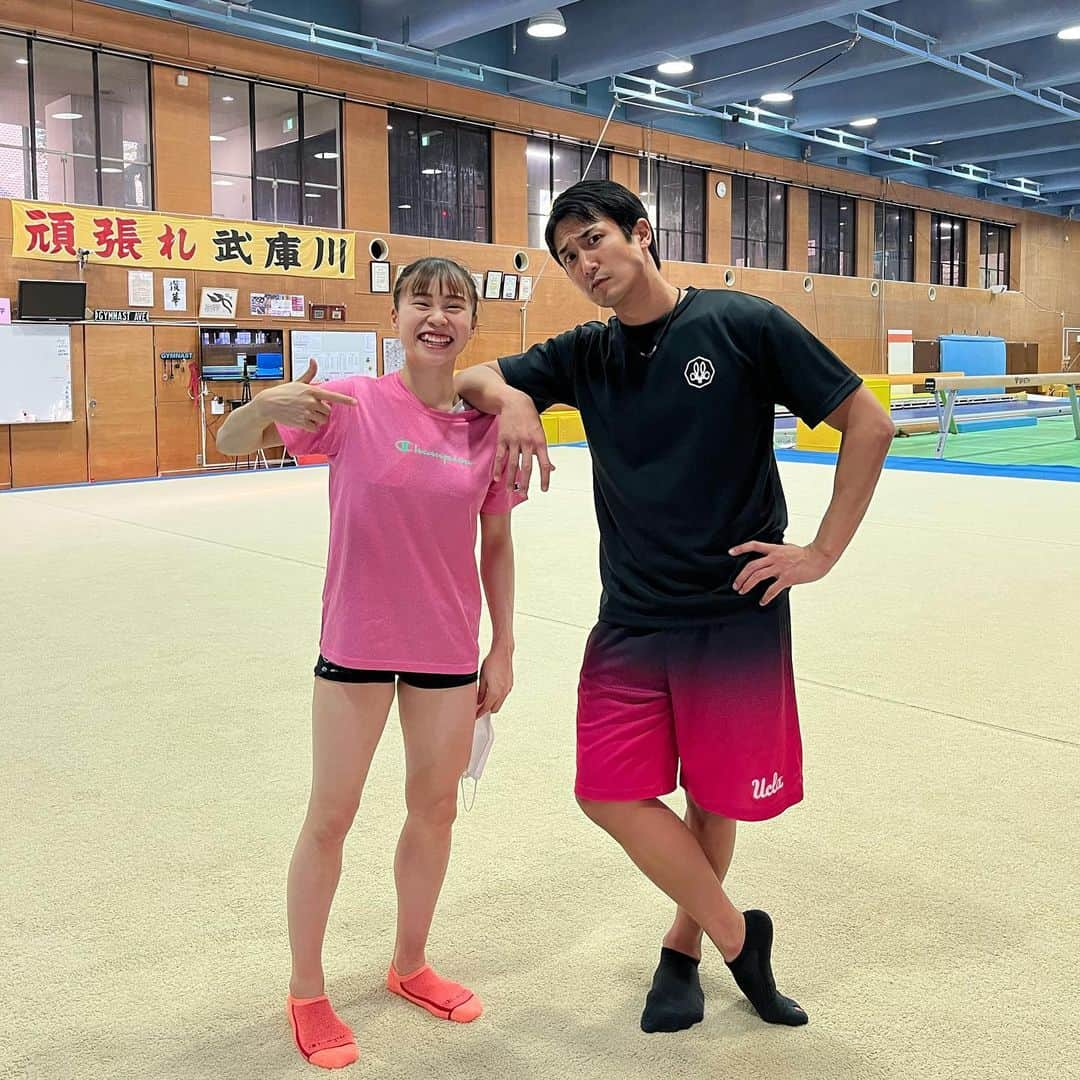 杉原愛子さんのインスタグラム写真 - (杉原愛子Instagram)「先日、谷田先生と鮫島先生にゆかの振り付けの細かい音取りやダンスをご指導して頂きました🥰💃 お忙しい中、ありがとうございました🙇‍♂️😊  音を聴くこと、音にはめること(合わせること)の大切さを改めて感じました‼️ 残り1週間しっかり調整してオリンピックよりもいいパフォーマンスを発揮できるよう頑張ります💪🔥  #全日本種目別選手権大会 #ゆか#音取り#大切さ #体操#楽しい#頑張る #鮫島先生と写真撮る時 #ふざけてる写真しかない説」6月11日 19時39分 - aiko_sugihara