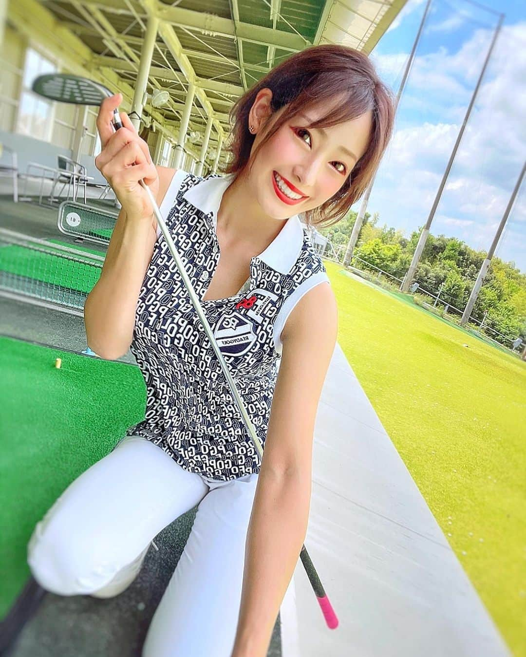 りほさんのインスタグラム写真 - (りほInstagram)「そういえば最近ゴルフを再開しました❤️⛳️ ゴルフ初めて一年ガッツリ練習しまくって、その後一年くらいおやすみしてたので🥹🤣今度はまったり楽しくゴルフ再開します💕笑  町田までヨコヤマゴルフスクール横山健司プロのレッスンにいってきたにょん！🏌🏻‍♀️晴れてたからバイクで走って行ってきた❤️🏍  ゴルフしっかり当たると気持ちいいんだよなー☺️ スイングの形は綺麗で良いらしいんだけど、型にハメすぎて運動神経とかパワーが活かせてないみたい🥹  とりあえず思いっきり振ってみて！！とのこと🏌️‍♀️ 感覚で打つ練習！気合い入りすぎてレッスン1時間半終わったら結構疲れてていい運動になった❤️☺️  スライスがよく出ちゃう悩みとか、アプローチの足の置き方とかずっと疑問に思っていたことも解決してもらいましたっ💕😆  打ちっぱなしは最近ちょっと行ったけど、いつやはりプロに教わると違うなと改めて実感✨☺️とてもフレンドリーで丁寧にアドバイスしていただきました✨  つい新しいスポーツすると熱が入りすぎてガッツリやりすぎてちょっと疲れちゃうので、力を抜きながらやること学びます❤️🤣🤣笑   @yokoyama.golfschool   #ヨコヤマゴルフスクール #東京ゴルフ #横山健司プロ #ゴルフスクール #ゴルフデビュー #ゴルフ初心者女子 #ゴルフレッスン初心者 #ゴルフ上級者 #ゴルフレッスン #ゴルフレッスン動画 #ゴルフレッスンプロ #ゴルフ上手くなりたい #スイング動画 #ドライバーショット PR #ゴルフ女子 #ゴルフ #ゴルフ好きな人と繋がりたい #ゴルフスタグラム #ゴルフスライス悩み #ゴルフコーチ #golf #golfswing #golfstagram #golflesson #ゴルフ好き #ゴルフウェア #ゴルフ大好き #ゴルフコーデ #ごるふ女子 #パーリーゲイツ」6月11日 19時40分 - ri1ho