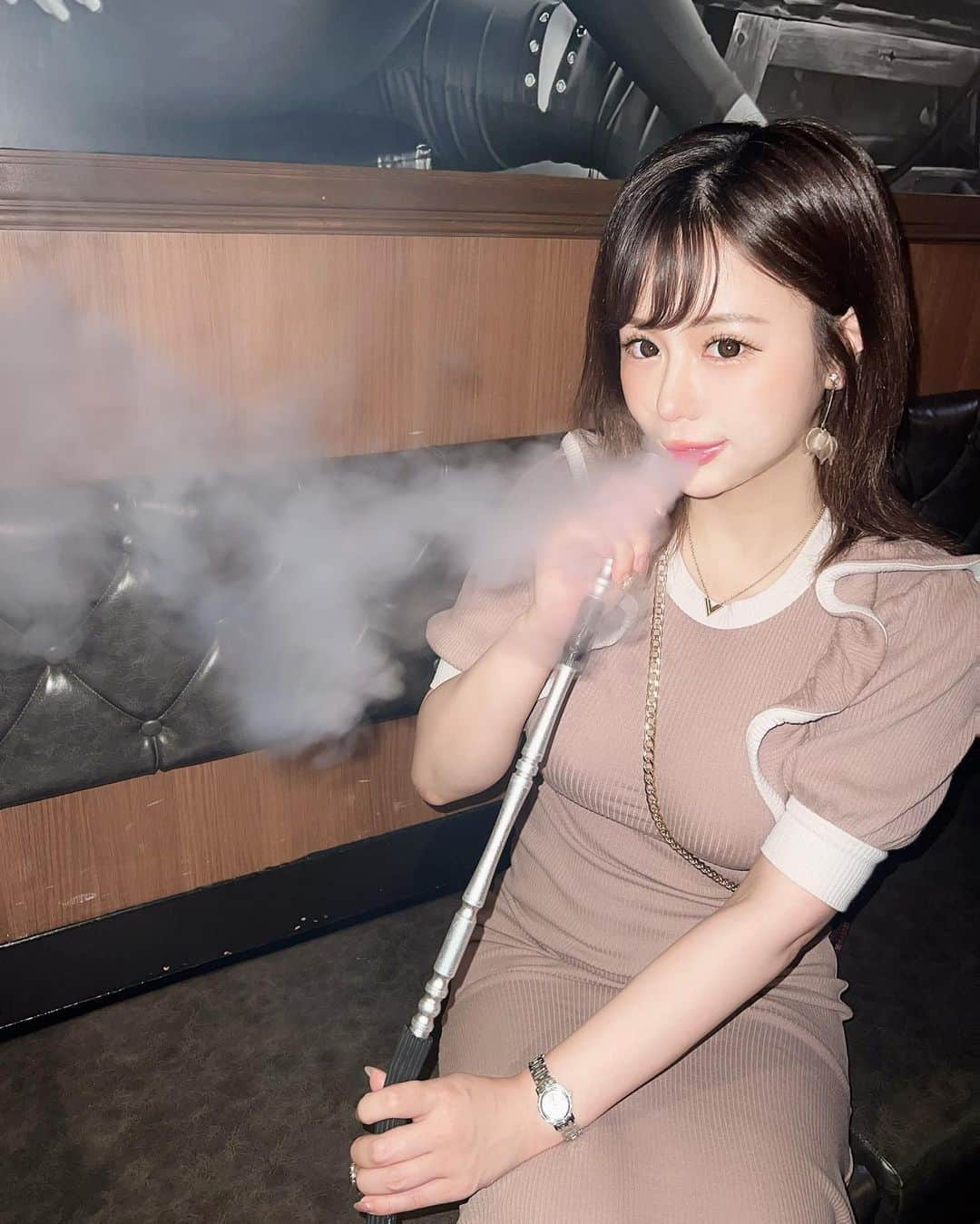 森カノンさんのインスタグラム写真 - (森カノンInstagram)「🚰🚬 今日は安定のPukuPukuさん💫✨  久々にパンラズナベースで作って貰って theシーシャを感じた(語彙力)  フルーティーとか甘め系もさっぱり系も 好きだけどスパイシーなのもたまに良き◎  @pukupuku_evisu  🕐13:00-5:00 ☎️ 050-1555-4645 📍 渋谷区恵比寿西1-10-8 本間ビルB1 🚶‍♀️ 恵比寿駅西口　徒歩3分 PR  #シーシャ #シーシャバー #シーシャカフェ　#恵比寿シーシャ #shisha #水タバコ #渋谷シーシャ #チルタイム #chill #シーシャ女子」6月11日 20時13分 - mkanon211