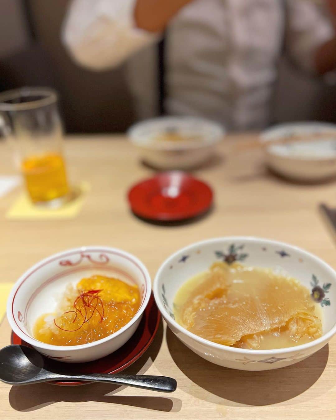得あゆさんのインスタグラム写真 - (得あゆInstagram)「『酒と女と鶏と麺』 @sake_onna_tori_men 北新地にある高級タッカンマリのお店！ (いや、ここはタッカンマリとフカヒレのお店！ってくらい 最初から最後までフカヒレです🔥→→→)  東京でグルメな方々のおすすめと言うこともあり、 本当に料理、接客、全てが素晴らしかったです🥹✨  私が食べたコース詳しく載せます↓  ［タッカンマリ・鱶鰭コース］22.000円〜  ・前菜七種盛り合わせ 一つ一つこだわりがすごい。美味しい！  ・鶏白湯のふかひれスープ(スンドゥブ風)  ・焼きふかひれのクレープ包み これ！北京ダック風で新食感。本当に美味しい★  ・伊達鶏のタッカンマリ・ふかひれ姿煮 まずスープが死ぬほど美味しい。こんな美味しいタッカンマリ初めて食べました！そして、このスープで食べるふかひれは本当にあっさりでパクパク食べられてしまいます！  ・ふかひれの餡掛け天津飯 ふかひれと言えばこれ。もう間違いないおいしさ。  ・特製冷麺　ふかひれと玉ねぎかき揚げ ふかひれをかき揚げに？！びっくりするほど美味しい。 これが食べたいが為にまたこのお店に帰ってきたい。笑  ほんとーーーに、タッカンマリとふかひれの概念が変わります。 こんなに美味しいお店を北新地に作って下さり、 ありがとうございます🙏🏻🤣 次の予約ももう取ってきちゃった。楽しみ。笑  #タッカンマリ#酒と女と鶏と麺#北新地 ・ ・ ・ ・ ・ ・ ・ ・ ・ ・ ・ ・ ・ ・ ・ ・ ・ ・ ・ ・  #北新地グルメ#北新地ランチ#北新地ディナー#梅田グルメ#梅田ディナー#韓国料理#鶏#冷麺#高級#大阪グルメ#大阪ディナー#大阪ランチ#大阪デート#華金#酔っ払い#子育てママ#ふかひれ#おすすめのお店#ママファッション#乾杯#週末ごはん#鍋#ヘルシーごはん#盛岡冷麺#食べログ高評価#お酒好き女子#鶏肉」6月11日 20時21分 - tokuayu819