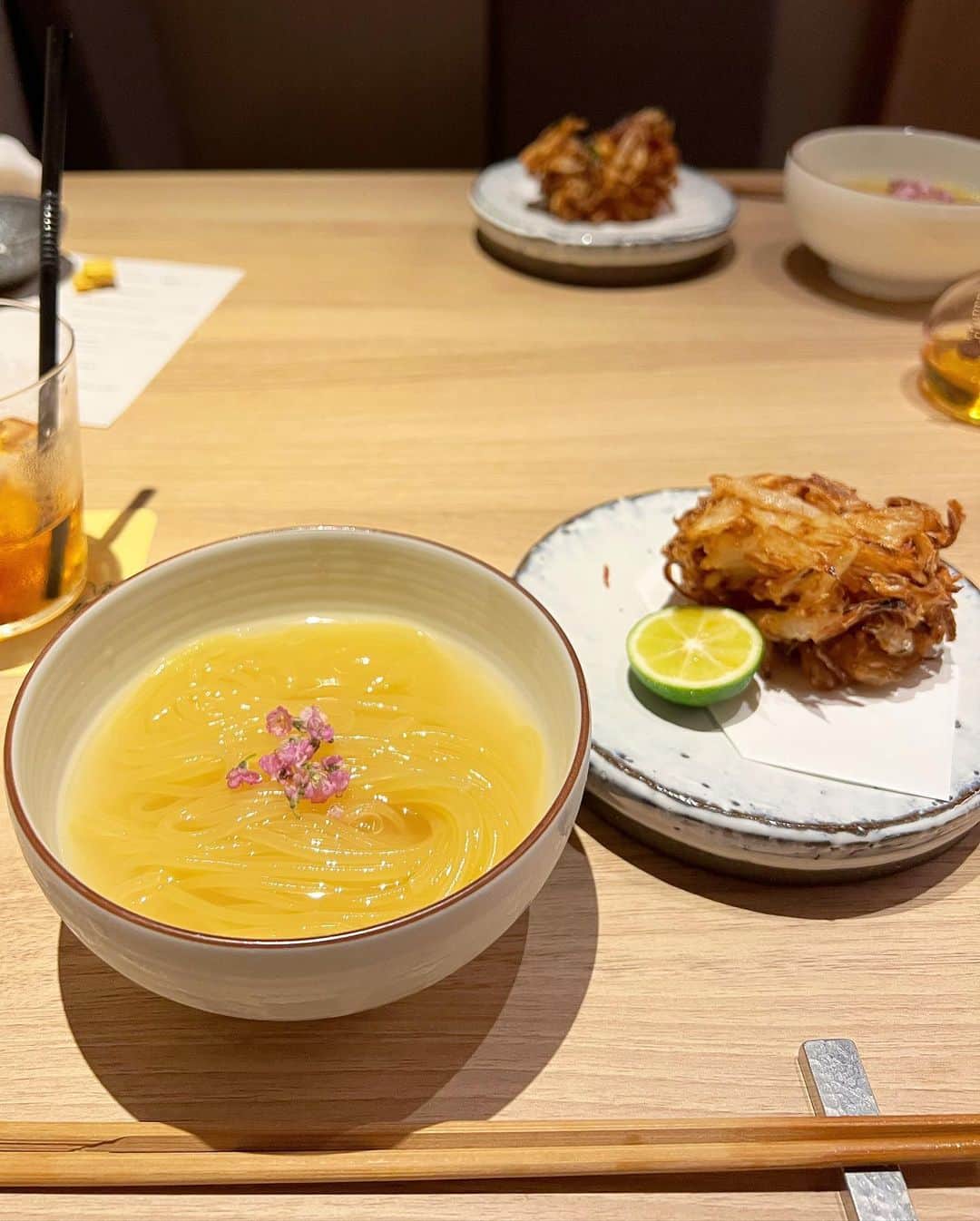 得あゆさんのインスタグラム写真 - (得あゆInstagram)「『酒と女と鶏と麺』 @sake_onna_tori_men 北新地にある高級タッカンマリのお店！ (いや、ここはタッカンマリとフカヒレのお店！ってくらい 最初から最後までフカヒレです🔥→→→)  東京でグルメな方々のおすすめと言うこともあり、 本当に料理、接客、全てが素晴らしかったです🥹✨  私が食べたコース詳しく載せます↓  ［タッカンマリ・鱶鰭コース］22.000円〜  ・前菜七種盛り合わせ 一つ一つこだわりがすごい。美味しい！  ・鶏白湯のふかひれスープ(スンドゥブ風)  ・焼きふかひれのクレープ包み これ！北京ダック風で新食感。本当に美味しい★  ・伊達鶏のタッカンマリ・ふかひれ姿煮 まずスープが死ぬほど美味しい。こんな美味しいタッカンマリ初めて食べました！そして、このスープで食べるふかひれは本当にあっさりでパクパク食べられてしまいます！  ・ふかひれの餡掛け天津飯 ふかひれと言えばこれ。もう間違いないおいしさ。  ・特製冷麺　ふかひれと玉ねぎかき揚げ ふかひれをかき揚げに？！びっくりするほど美味しい。 これが食べたいが為にまたこのお店に帰ってきたい。笑  ほんとーーーに、タッカンマリとふかひれの概念が変わります。 こんなに美味しいお店を北新地に作って下さり、 ありがとうございます🙏🏻🤣 次の予約ももう取ってきちゃった。楽しみ。笑  #タッカンマリ#酒と女と鶏と麺#北新地 ・ ・ ・ ・ ・ ・ ・ ・ ・ ・ ・ ・ ・ ・ ・ ・ ・ ・ ・ ・  #北新地グルメ#北新地ランチ#北新地ディナー#梅田グルメ#梅田ディナー#韓国料理#鶏#冷麺#高級#大阪グルメ#大阪ディナー#大阪ランチ#大阪デート#華金#酔っ払い#子育てママ#ふかひれ#おすすめのお店#ママファッション#乾杯#週末ごはん#鍋#ヘルシーごはん#盛岡冷麺#食べログ高評価#お酒好き女子#鶏肉」6月11日 20時21分 - tokuayu819