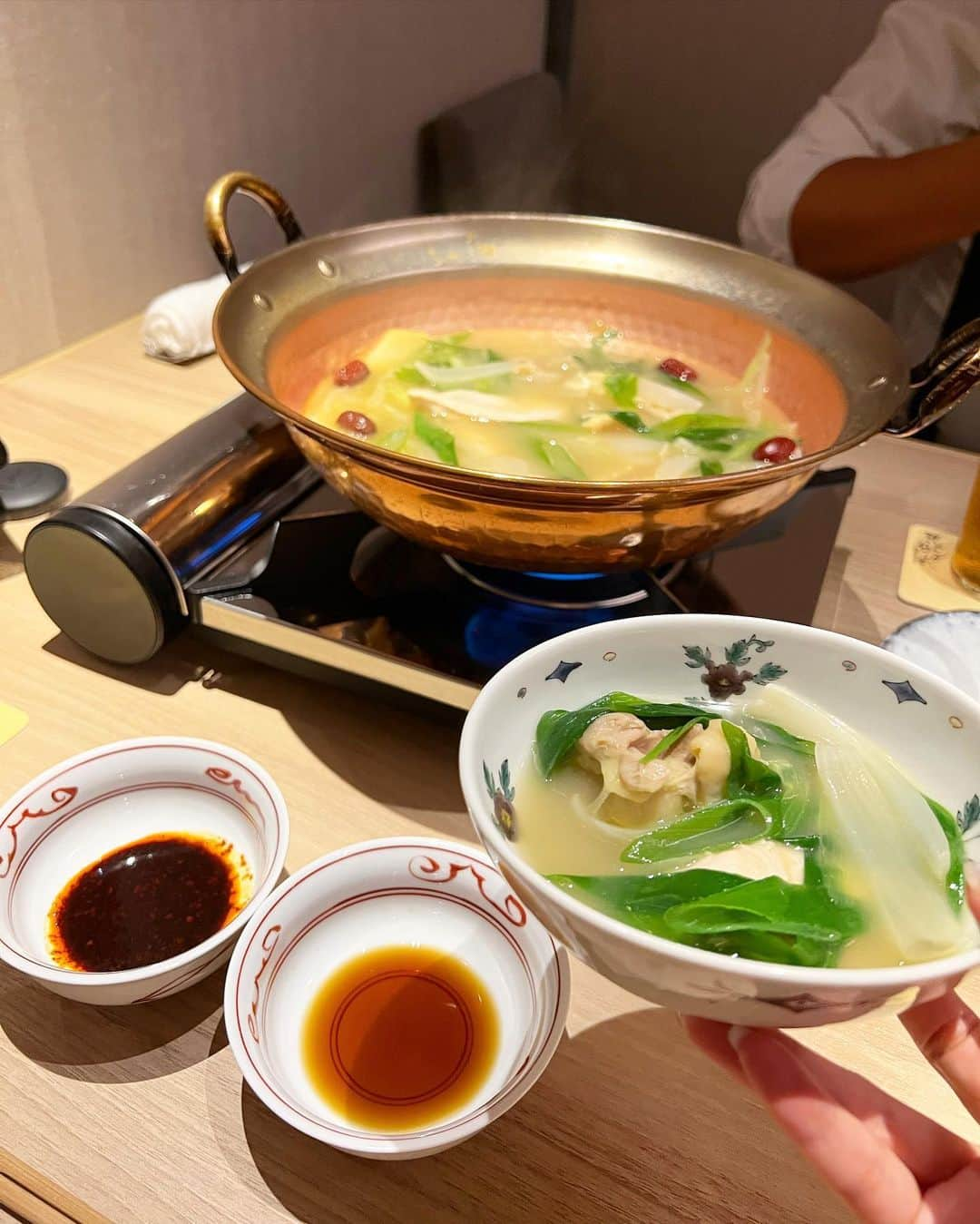 得あゆさんのインスタグラム写真 - (得あゆInstagram)「『酒と女と鶏と麺』 @sake_onna_tori_men 北新地にある高級タッカンマリのお店！ (いや、ここはタッカンマリとフカヒレのお店！ってくらい 最初から最後までフカヒレです🔥→→→)  東京でグルメな方々のおすすめと言うこともあり、 本当に料理、接客、全てが素晴らしかったです🥹✨  私が食べたコース詳しく載せます↓  ［タッカンマリ・鱶鰭コース］22.000円〜  ・前菜七種盛り合わせ 一つ一つこだわりがすごい。美味しい！  ・鶏白湯のふかひれスープ(スンドゥブ風)  ・焼きふかひれのクレープ包み これ！北京ダック風で新食感。本当に美味しい★  ・伊達鶏のタッカンマリ・ふかひれ姿煮 まずスープが死ぬほど美味しい。こんな美味しいタッカンマリ初めて食べました！そして、このスープで食べるふかひれは本当にあっさりでパクパク食べられてしまいます！  ・ふかひれの餡掛け天津飯 ふかひれと言えばこれ。もう間違いないおいしさ。  ・特製冷麺　ふかひれと玉ねぎかき揚げ ふかひれをかき揚げに？！びっくりするほど美味しい。 これが食べたいが為にまたこのお店に帰ってきたい。笑  ほんとーーーに、タッカンマリとふかひれの概念が変わります。 こんなに美味しいお店を北新地に作って下さり、 ありがとうございます🙏🏻🤣 次の予約ももう取ってきちゃった。楽しみ。笑  #タッカンマリ#酒と女と鶏と麺#北新地 ・ ・ ・ ・ ・ ・ ・ ・ ・ ・ ・ ・ ・ ・ ・ ・ ・ ・ ・ ・  #北新地グルメ#北新地ランチ#北新地ディナー#梅田グルメ#梅田ディナー#韓国料理#鶏#冷麺#高級#大阪グルメ#大阪ディナー#大阪ランチ#大阪デート#華金#酔っ払い#子育てママ#ふかひれ#おすすめのお店#ママファッション#乾杯#週末ごはん#鍋#ヘルシーごはん#盛岡冷麺#食べログ高評価#お酒好き女子#鶏肉」6月11日 20時21分 - tokuayu819