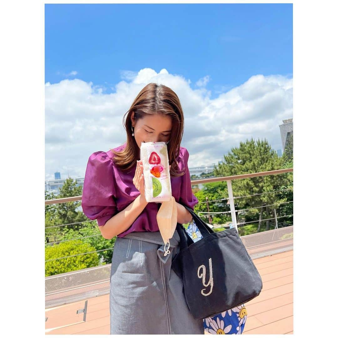 永島優美さんのインスタグラム写真 - (永島優美Instagram)「* フルーツサンドなポーチ、いただきました！！ ふっかふかで可愛い🥹❣️  お世話になっているスタッフさんからのプレゼントで、あなたいつもフルーツサンドばっかり食べているからと😂🍓  実はこの日、私もおすすめのフルーツサンドをぜひ食べてもらいたく持参…  久しぶりの再会がフルーツサンド交換会になりました🤣😂 どんな偶然（笑）  #フルーツサンド #fruit」6月11日 20時32分 - yuumi_nagashima