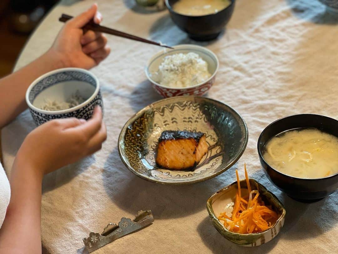 三浦瑠麗さんのインスタグラム写真 - (三浦瑠麗Instagram)「週末のごはん。 朝は和食、夜はラザニア。 しらすごはんをしているひと。」6月11日 20時48分 - lullymiura