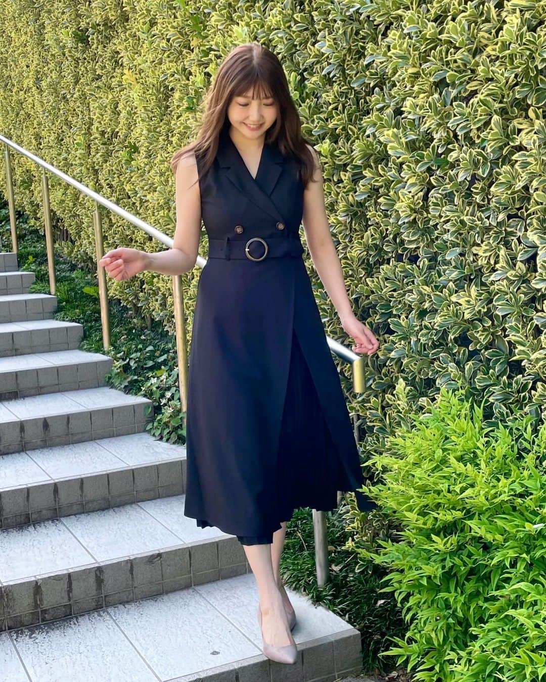 橘珠里さんのインスタグラム写真 - (橘珠里Instagram)「☀️𝑺𝒖𝒏𝒏𝒚 𝒅𝒂𝒚🌈  よく晴れて、フィルターなしで、日差しがカメラに映り込んだように撮れた日📸(1,2枚目)  ℝ𝔼𝕊𝔼𝕏𝕏𝕐 ( @resexxy_official ) の #ノースリーブワンピース で出かけました🌿  美人百花で宇垣さんがイエローを着用されていて、大人可愛いので気になっていたアイテムです♡  私はブラックにしましたが、スタイルが良くみえるシルエットがお気に入り⋆͛  画像では少し伝わりづらいですが、スリットからはさりげなくプリーツが見えて、涼しげなんです⸝⋆  #RESEXXY #リゼクシー #美人百花 #PR #トレンチ風ワンピ #トレンチ風ワンピース #リゼクシーコーデ #みんなのレディコーデ #ワンピース #ワンピースコーデ #ブラックワンピース #黒ワンピース #スタイル美人 #美人百花 #美人百花掲載 #宇垣アナ #宇垣美里 #トレンチワンピース #大人コーデ #大人かわいいコーデ #大人ファッション #大人ノースリーブ #大人ノースリーブワンピ #ノースリーブワンピース #ノースリワンピース #ノースリ #夏服コーデ #夏コーデ #japanesefashion #tokyo #japan」6月11日 21時13分 - jurinu