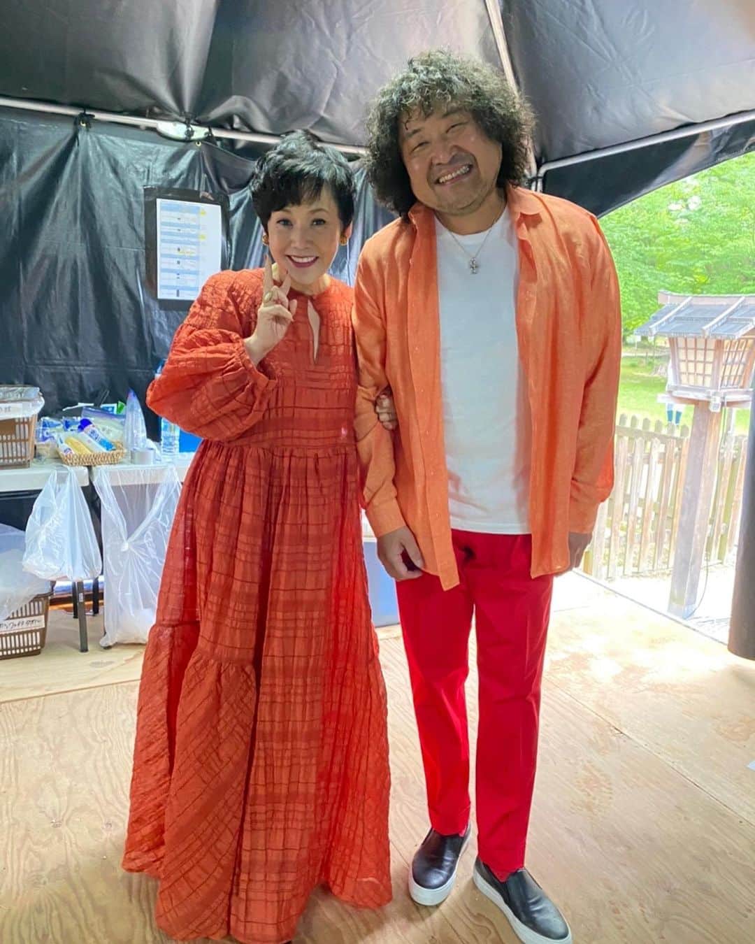 大竹しのぶさんのインスタグラム写真 - (大竹しのぶInstagram)「京都に上賀茂神社で行われた「葉加瀬太郎音楽祭2022」が無事に終わりました。 雨の中来て下さって本当にありがとうございました。 葉加瀬太郎さん、今回は私に合わせてオレンジのシャツを！！本当に驚きです。 だって、今日の朝オレンジを着ようって決めたのに😅 聞いたら何となくそんな気がしたと。 ひえー💓💓💓  まさよしさんとも、 久しぶりに「黄昏のビギン」を歌いました。 雨よやめぇ！〜とお祈りしてたのに効かなかった。 とにかく皆さん、風邪など引きませんように。 本当に本当にありがとうございました。 今回もKEITA MARUYAMAさんのワンピースです。 ありがとう、けいたさん😘 #葉加瀬太郎　さん #山崎まさよし　さん #葉加瀬太郎音楽祭2022 #茅乃舎 #KEITA MARUYAMA #大竹しのぶ」6月11日 21時15分 - shinobu717_official