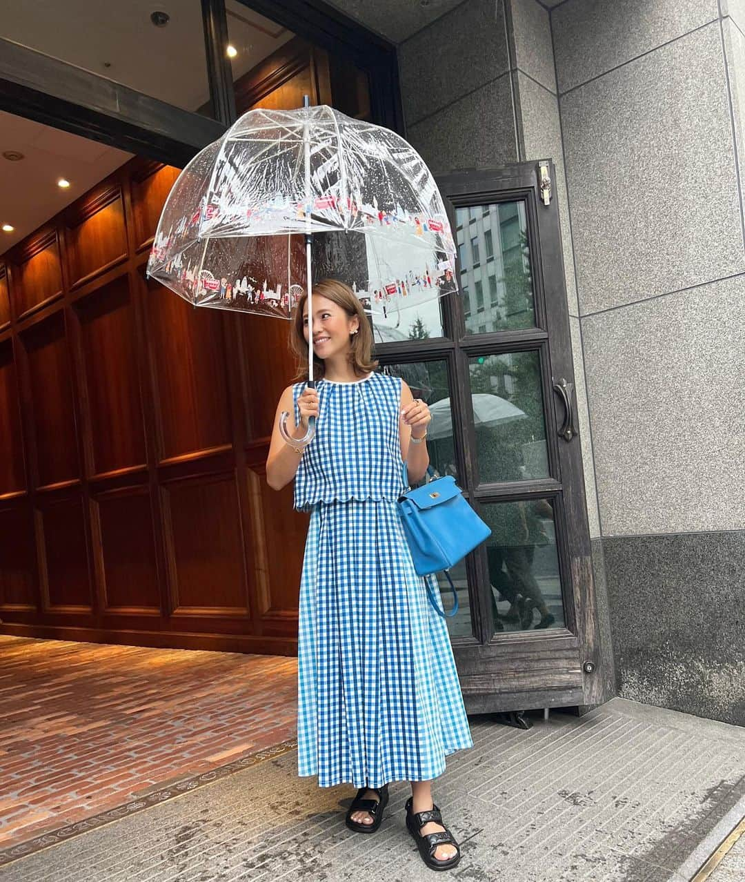 Risako Yamamotoさんのインスタグラム写真 - (Risako YamamotoInstagram)「新しい傘で雨が嬉しかった今日☂️  rosyのユンセリちゃんに教えてもらってポチった @fultonumbrellas の傘🌂 形が可愛いビニール傘♡  色んなデザインがあって悩んで、 @cathkidston とのコラボのロンドンモチーフのものに🇬🇧💂🏽🗞  楽天roomにも載せています🗒  #梅雨入り #傘 #umbrella #ootd #outfit #coordinate #fulton #cathkidston #rosymonster #hermes」6月11日 21時35分 - risako_yamamoto