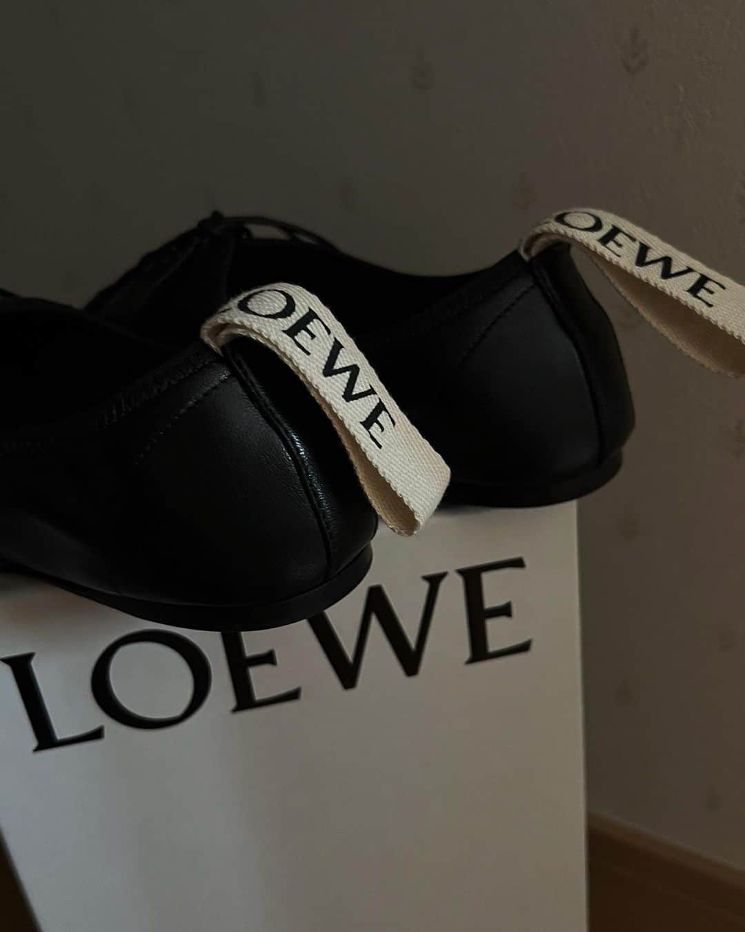 島居玲子さんのインスタグラム写真 - (島居玲子Instagram)「白🏷がなんともいえない愛らしさ🤦🏼‍♀️  そして軽くて柔らかくて うっとりしちゃう。 #loeweshoes」6月11日 23時15分 - reicoooshima