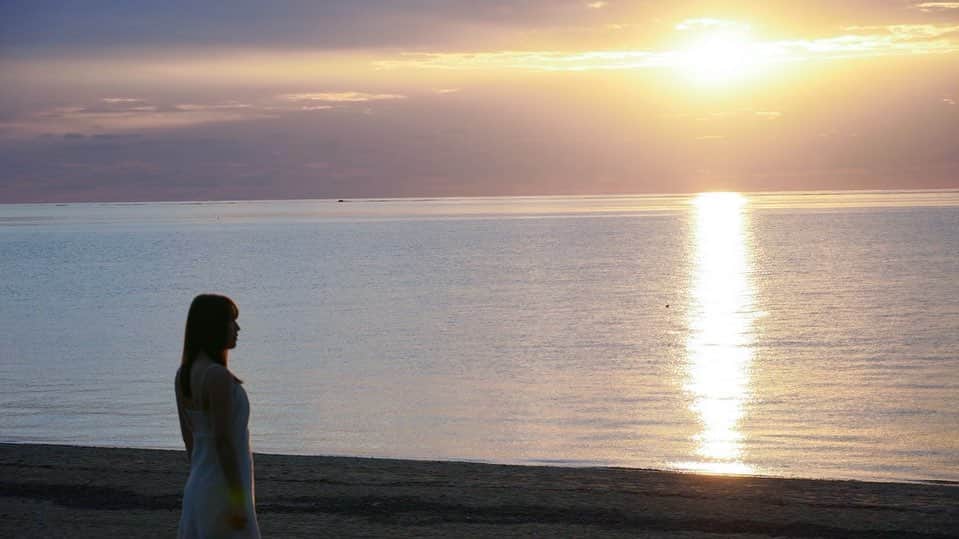 安野希世乃さんのインスタグラム写真 - (安野希世乃Instagram)「📷 「Act.10」オフショット５日め。  撮影２日目の早朝の海辺で、日の出を待ちました。  日が昇る前から皆んなで海を見ていて  真っ青な空間が、とてもふしぎで清らかだなと感じました。  写真にも、その空気感は映り込んでいるでしょうか？  素敵なお写真がいっぱい撮れましたよ✨  ✄---------------------------  声優10周年メモリアルブック 📚「Act.10」  6/12までの受注販売のみの本となります·͜· ⋆*  ご予約受付は、明日まで。  ■ファンクラブ会員限定SHOP「安野家。 SHOP」 https://shop.mu-mo.net/avx/sv/list1?jsiteid=YKFC&categ_id=30868  ■mu-mo SHOP https://shop.mu-mo.net/avx/sv/list1?jsiteid=mumo&artist_id=YNKYN  ■アニミュゥモ https://shop.mu-mo.net/avx/sv/list1?jsiteid=ANMS&categ_id=31016」6月11日 23時18分 - kiyonon_at_home