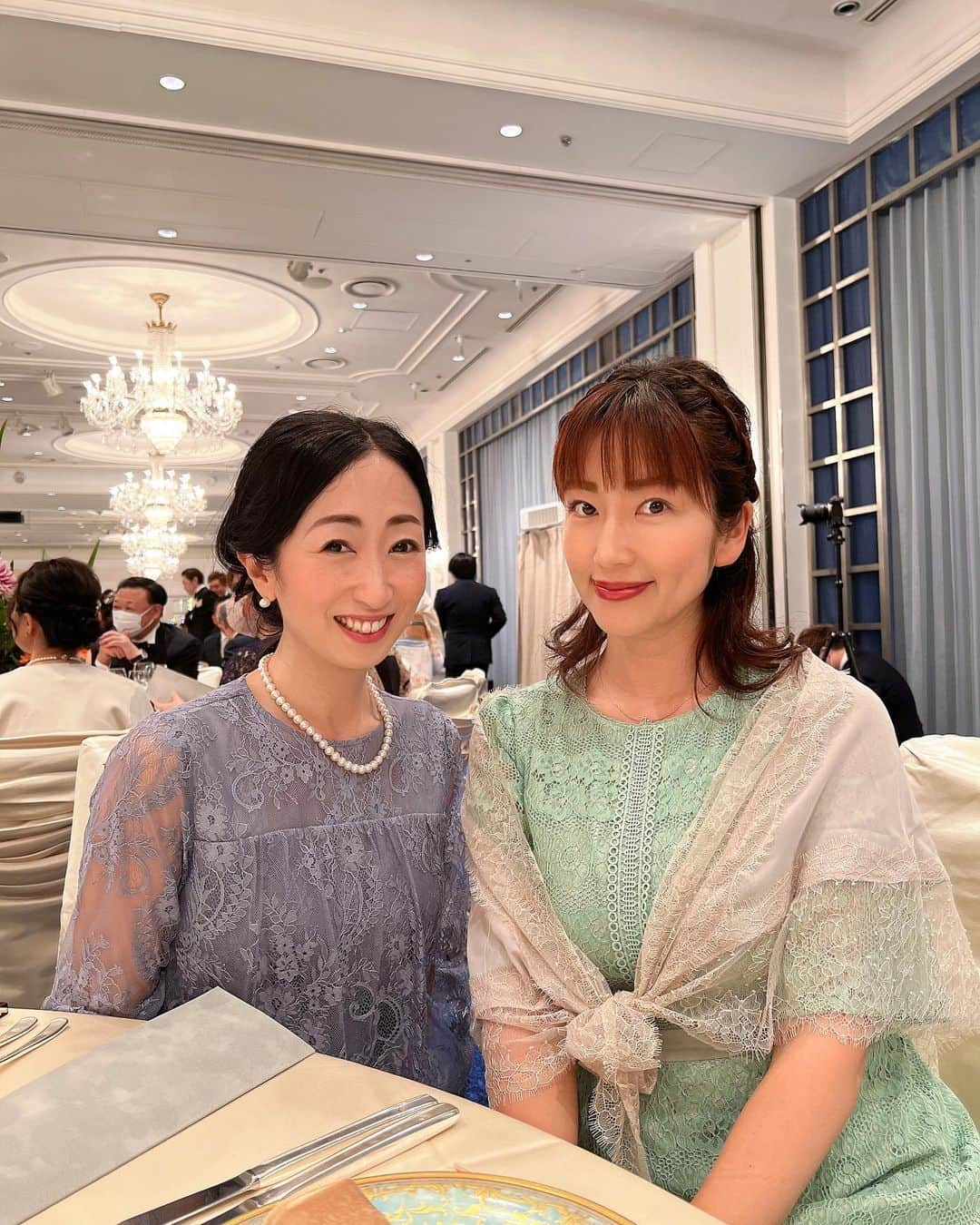 庄司ゆうこさんのインスタグラム写真 - (庄司ゆうこInstagram)「今日は女性経営者仲間の @juppy0622 橋本じゅりちゃんの結婚式へ💒✨200名以上の披露宴とか久しぶり過ぎてめちゃくちゃ楽しかったぁ❣️懐かしい人たちにもたくさん会えて同窓会みたいでした🤗 今日の結婚式コーデは @royalpartylabel_official のワンピースとボレロ👗 このエメラルドグリーン、大好きな色✨ ホテルニューオータニの料理も最高に美味しかったし何より幸せそうなジュッピーを見れてほっこりしました❤️ ジュッピー改めておめでとう🎊🎈 #結婚式#結婚式コーデ#ロイヤルパーティー#おめでとう#末永くお幸せに#ホテルニューオータニ#ハッピーウェディング」6月12日 0時22分 - yuko.shoji