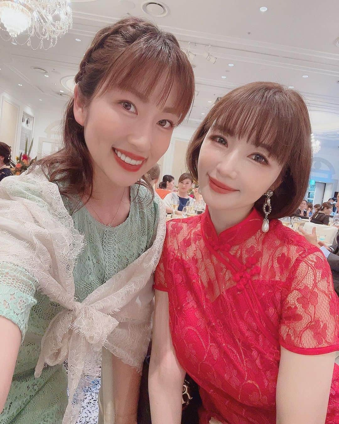 庄司ゆうこさんのインスタグラム写真 - (庄司ゆうこInstagram)「今日は女性経営者仲間の @juppy0622 橋本じゅりちゃんの結婚式へ💒✨200名以上の披露宴とか久しぶり過ぎてめちゃくちゃ楽しかったぁ❣️懐かしい人たちにもたくさん会えて同窓会みたいでした🤗 今日の結婚式コーデは @royalpartylabel_official のワンピースとボレロ👗 このエメラルドグリーン、大好きな色✨ ホテルニューオータニの料理も最高に美味しかったし何より幸せそうなジュッピーを見れてほっこりしました❤️ ジュッピー改めておめでとう🎊🎈 #結婚式#結婚式コーデ#ロイヤルパーティー#おめでとう#末永くお幸せに#ホテルニューオータニ#ハッピーウェディング」6月12日 0時22分 - yuko.shoji