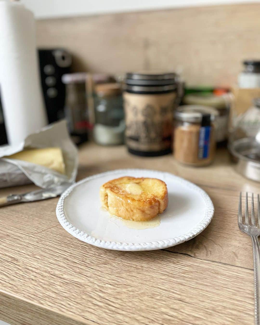 猫沢エミさんのインスタグラム写真 - (猫沢エミInstagram)「相変わらず我が家の朝食付きナンバーワンを占めているパン・ヴィエノワ🥖　彼が買ってくるやつは、バゲットくらいの長さがあるからたいてい余る。それをここぞとばかりにパンペルデュにするのだ😻  バゲットよりも柔らかく、舌にのせるとスッととろけるような食感のヴィエノワペルデュは、フランスの実用家庭お菓子の中でもダントツカンタン、美味しいメニューじゃないかと思う。  ということで、レシピをのせますが、はっきり言ってカンタンすぎてのせなくてもいいくらいですがいちおう😂  日本の方は、ブリオシュ生地のパンや、それこそスーパーのバターロールなんかの柔らかいパンで作ると美味しいと思います😙  《ヴィエノワペルデュ》  8切れ分  材料:卵 1個 　　きび砂糖 大さじ3〜4   牛乳 200〜300cc 　　バター 適量  作り方: パンを8つにカットする（もしくはお好みのサイズにカットする）。  ボウルやバットに卵と砂糖を入れて、フォークでよく混ぜる。  そこへ牛乳を入れてよく混ぜたら、カットしたパンを両面浸して、全部浸し終わったらしばらく置く。ただし！（ここがポイント💡）バゲットよりも浸す時間は少なめに。柔らかくなりすぎると形が崩れて焼けなくなるので注意。  フライパンにバターを入れて中弱火で両面こんがり焼く。ふたはしない方が、中がとろりとして美味しい。  私の好きな食べ方は、熱々の焼き立てに追いバターとゲランドの塩をぱらり。そしてはちみつをとろり。流れ出る禁断の様子は動画でどうぞ❣️  今日もテーブルに運ぶのもまどろっこしく、コントワールで即食べの私。  ほんと……この美味しさ、ワケテ、アゲタイ （by CHELSEA ）😭✨  #猫沢飯　#ねこしき　#猫パリ　#猫沢エミのインターナショナル五十路ライフシフト  #猫沢エミリーパリへ行く」6月12日 3時49分 - necozawaemi