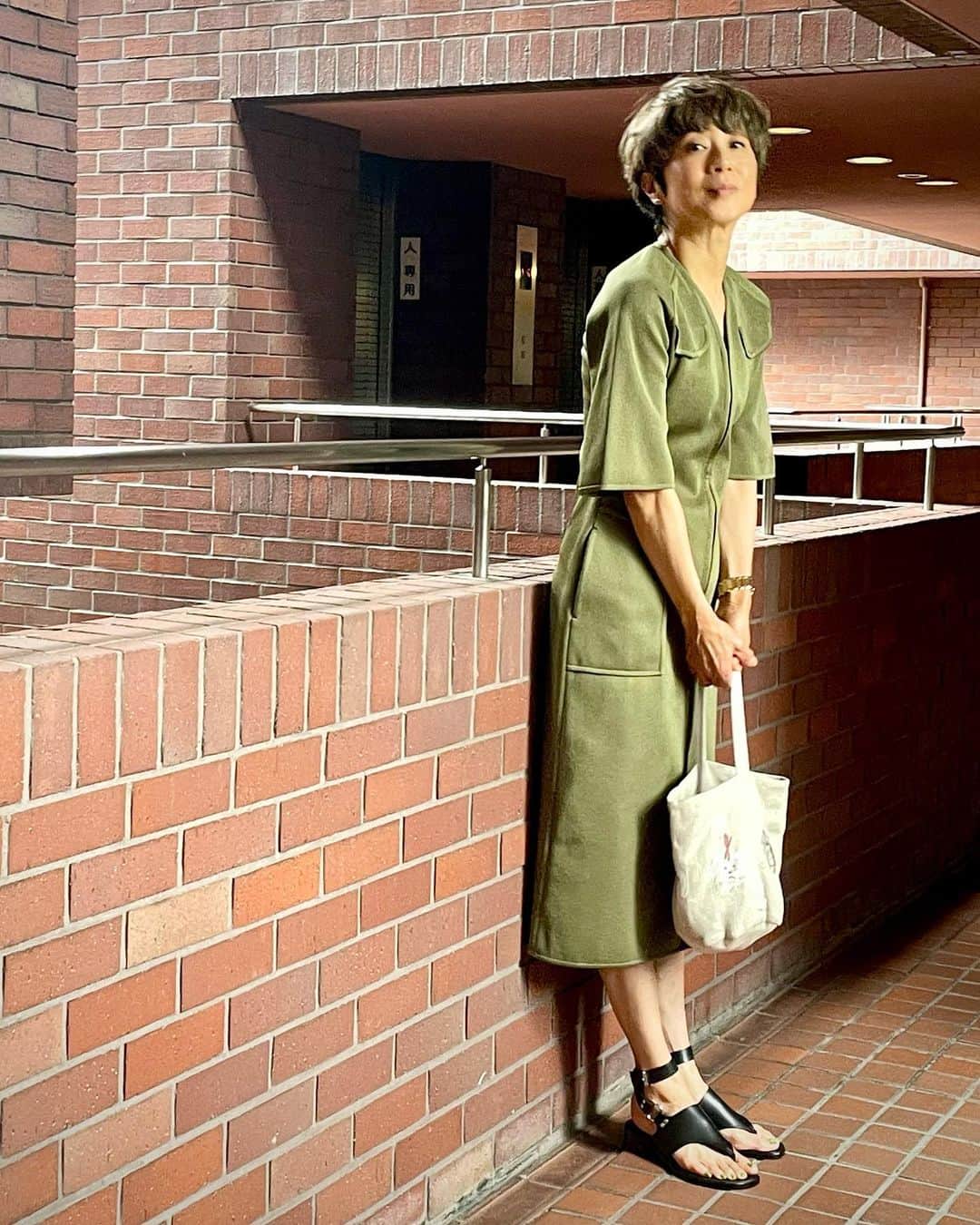 黒田知永子さんのインスタグラム写真 - (黒田知永子Instagram)「. ちょっとお買い物（本当にちょっとね） 言い訳がましい☺︎ なぜならば…荷物を減らそうと四苦八苦している最中だから😅  #ワンピース好き #mamekurogouchi  #猫むらさんバッグ #黒田知永子  #chiekokuroda  ブランドは画面をタップしてね！」6月12日 8時29分 - kuroda_chieko