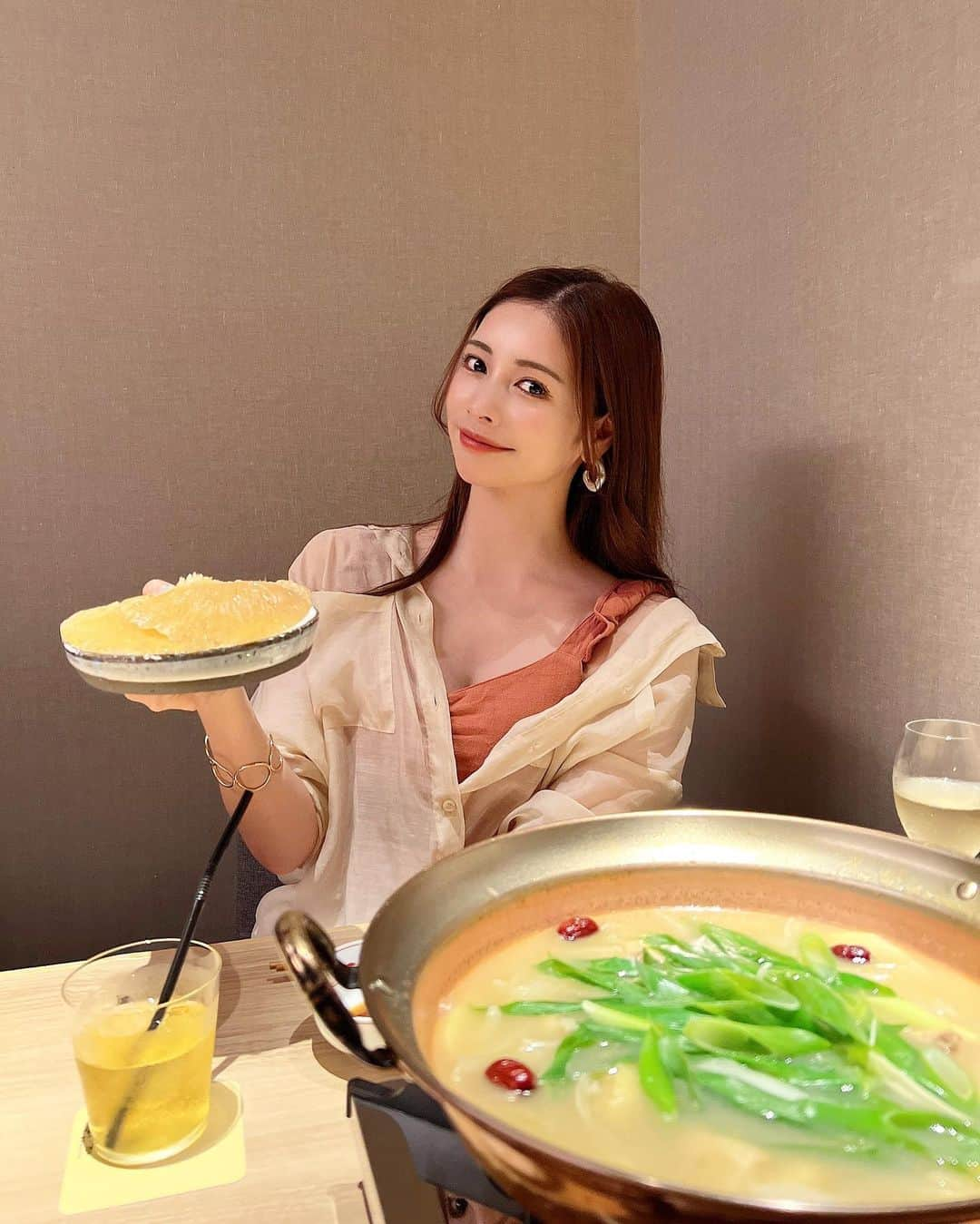 得あゆさんのインスタグラム写真 - (得あゆInstagram)「ふかひれ食べ過ぎてお肌がぷるっぷるになった🫡 お酒飲んだの、、いつぶりだろうか。 @sake_onna_tori_men   服の質問多かったので🤍 shirt : @roine_shinjuku  tops : @tothesea_hawaii でした！🤍🫡  #タッカンマリ#酒と女と鶏と麺#北新地 ・ ・ ・ ・ ・ ・ ・ ・ ・ ・ ・ ・ ・ ・ ・ ・ ・  #北新地グルメ#北新地ランチ#北新地ディナー#梅田グルメ#梅田ディナー#韓国料理#鶏#冷麺#高級#大阪グルメ#大阪ディナー#大阪ランチ#大阪デート#華金#酔っ払い#子育てママ#ふかひれ#おすすめのお店#ママファッション#乾杯#週末ごはん#鍋#ヘルシーごはん#盛岡冷麺#食べログ高評価#お酒好き女子#鶏肉」6月12日 10時41分 - tokuayu819