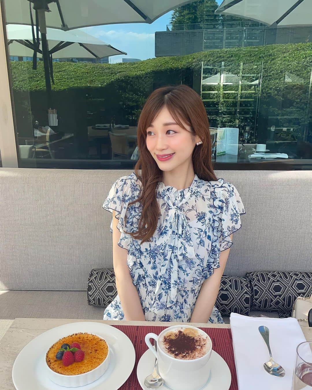 牧野結美さんのインスタグラム写真 - (牧野結美Instagram)「華やかワンピ💙  鮮やかな青の花柄が爽やか🥺💐 そして、華やかな雰囲気に♡  シアー素材でふんわり軽やかな感じが 涼しげに見えて良い💙💙  この羽織も、透け感があって使いやすいです❣️ サイドを絞れるようになってるので ギュッと絞って丈を短くして ポワンとしたシルエットにして着用してます🧚🏻‍♀️🫧  dress & cardigan… @apuweiser_official   #アプワイザーリッシェ #apuweiserriche #初夏コーデ #夏服コーデ #ワンピースコーデ #デートコーデ #上品コーデ #大人可愛いコーデ #大人かわいいコーデ #アラサーコーディネート #アラサー女子コーデ #フェミニンコーデ #フェミニンコーディネート #30代コーデ #大人女子コーデ #30代ファッション」6月12日 12時51分 - yumi_makino_