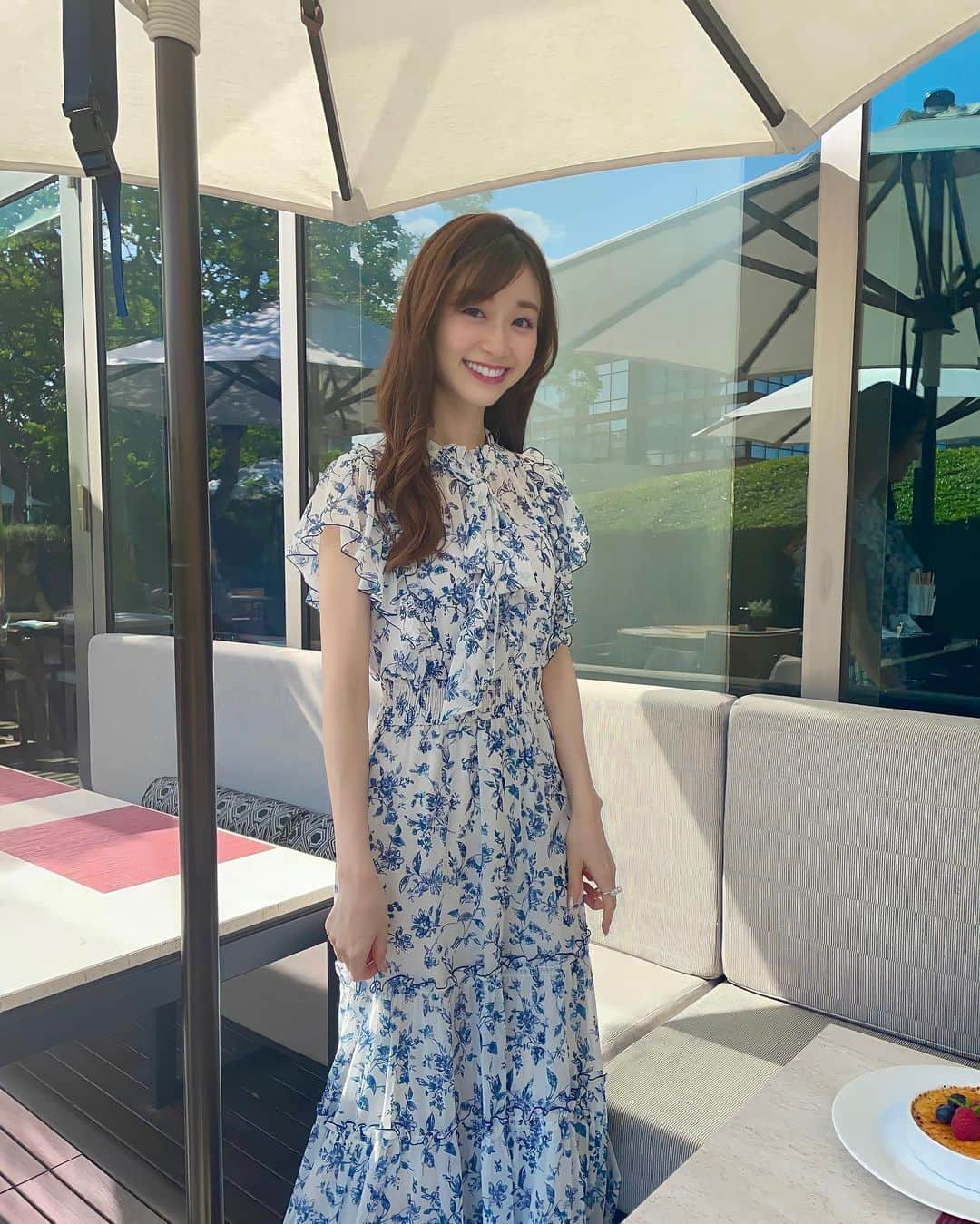 牧野結美さんのインスタグラム写真 - (牧野結美Instagram)「華やかワンピ💙  鮮やかな青の花柄が爽やか🥺💐 そして、華やかな雰囲気に♡  シアー素材でふんわり軽やかな感じが 涼しげに見えて良い💙💙  この羽織も、透け感があって使いやすいです❣️ サイドを絞れるようになってるので ギュッと絞って丈を短くして ポワンとしたシルエットにして着用してます🧚🏻‍♀️🫧  dress & cardigan… @apuweiser_official   #アプワイザーリッシェ #apuweiserriche #初夏コーデ #夏服コーデ #ワンピースコーデ #デートコーデ #上品コーデ #大人可愛いコーデ #大人かわいいコーデ #アラサーコーディネート #アラサー女子コーデ #フェミニンコーデ #フェミニンコーディネート #30代コーデ #大人女子コーデ #30代ファッション」6月12日 12時51分 - yumi_makino_