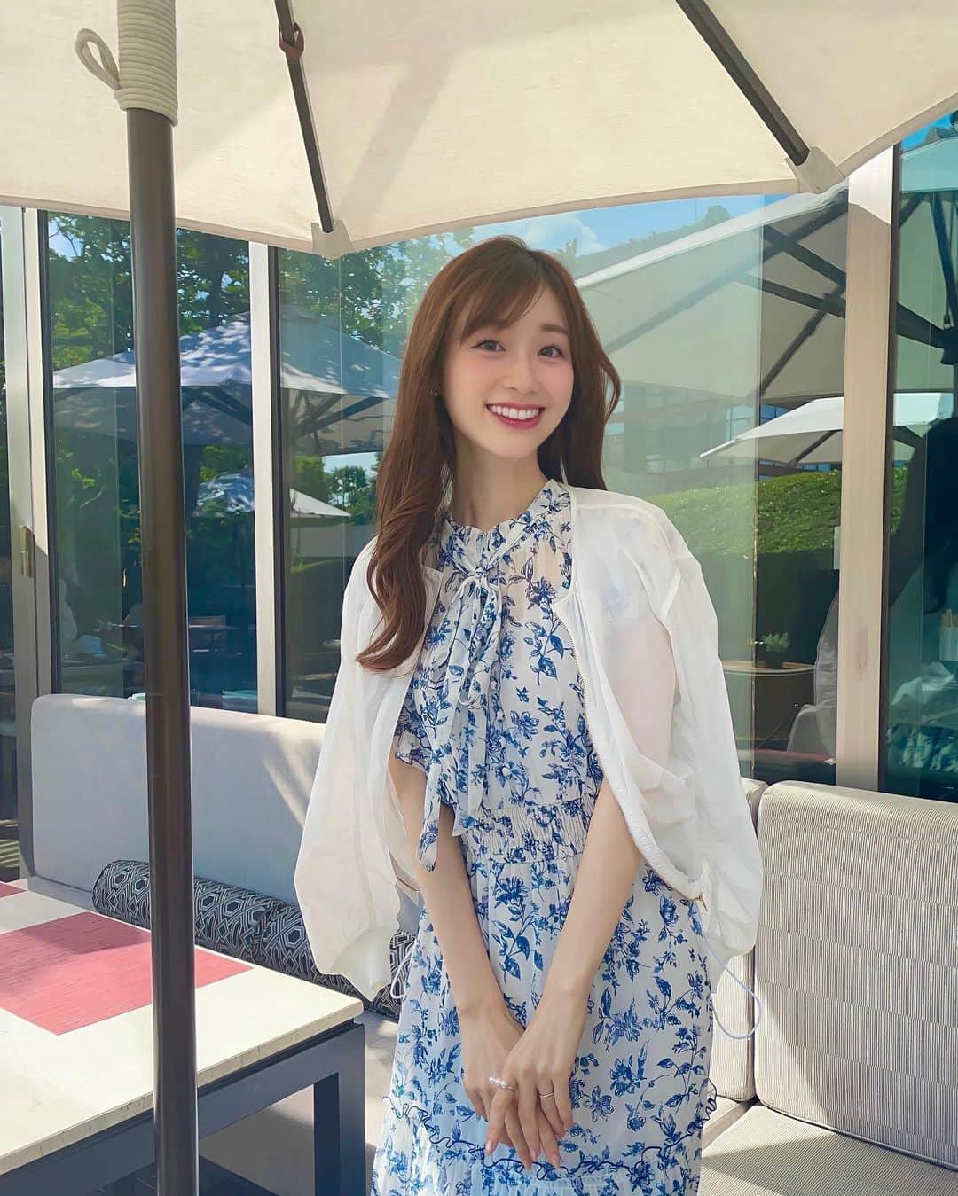 牧野結美さんのインスタグラム写真 - (牧野結美Instagram)「華やかワンピ💙  鮮やかな青の花柄が爽やか🥺💐 そして、華やかな雰囲気に♡  シアー素材でふんわり軽やかな感じが 涼しげに見えて良い💙💙  この羽織も、透け感があって使いやすいです❣️ サイドを絞れるようになってるので ギュッと絞って丈を短くして ポワンとしたシルエットにして着用してます🧚🏻‍♀️🫧  dress & cardigan… @apuweiser_official   #アプワイザーリッシェ #apuweiserriche #初夏コーデ #夏服コーデ #ワンピースコーデ #デートコーデ #上品コーデ #大人可愛いコーデ #大人かわいいコーデ #アラサーコーディネート #アラサー女子コーデ #フェミニンコーデ #フェミニンコーディネート #30代コーデ #大人女子コーデ #30代ファッション」6月12日 12時51分 - yumi_makino_