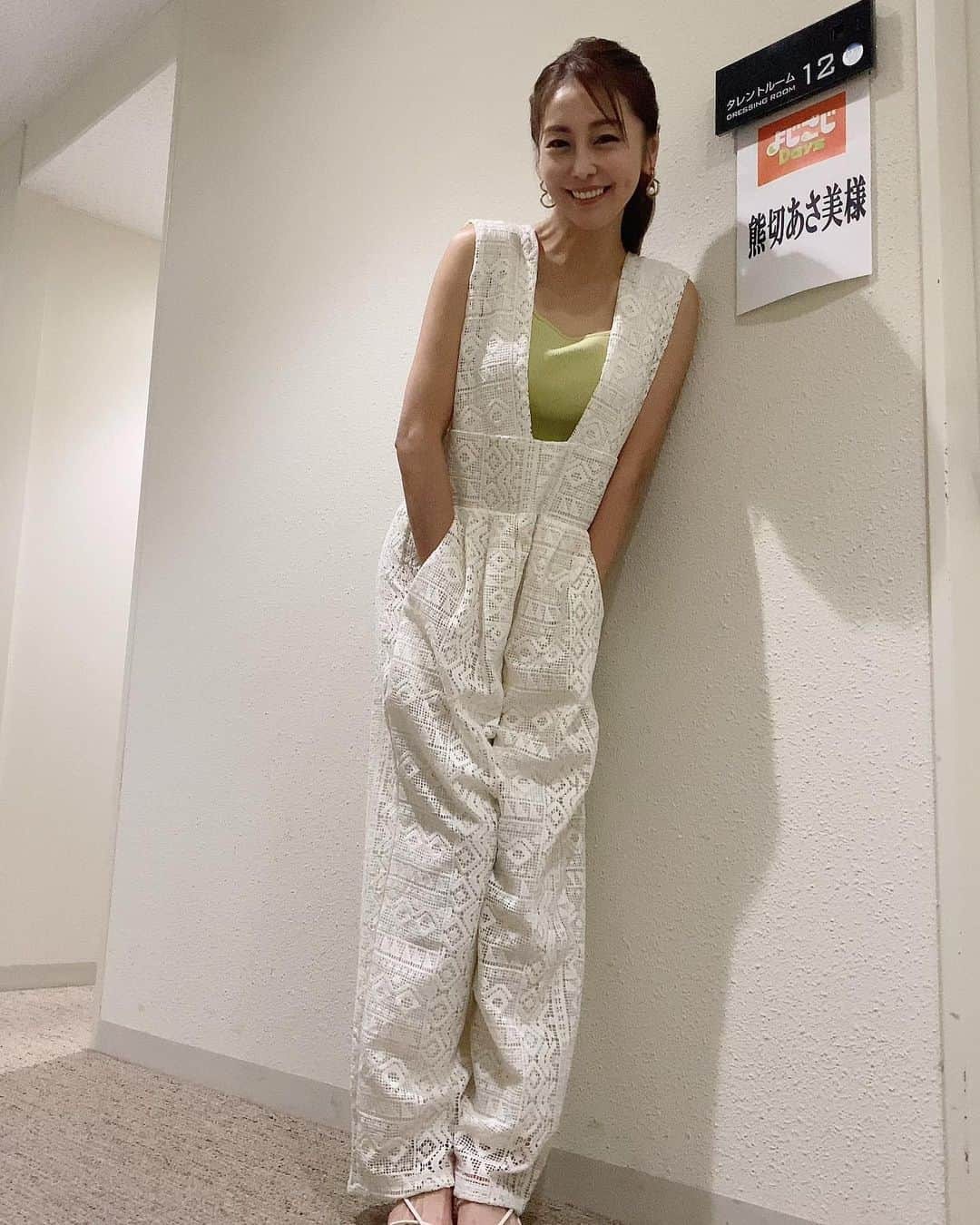 熊切あさ美さんのインスタグラム写真 - (熊切あさ美Instagram)「雨の予報がいいお天気🌞 気分も晴れますよ つなぎが小さい頃から好き🥴💕 #衣装　#ootd  #コンビネゾン　#つなぎ　@libra.cue_official #タンクトップ　@aic_official  #ピアス　@seasukii_jp  #熊切あさ美」6月12日 12時53分 - asami_kumakiri