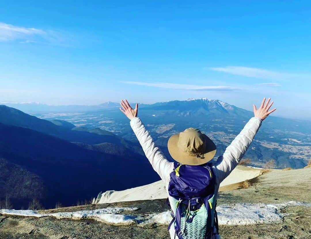 早霧せいなさんのインスタグラム写真 - (早霧せいなInstagram)「日向山🏔山梨県北杜市  BS朝日 「そこに山があるから」  2022.3  #頂上でタイミングよく飛行機雲 #そこに山があるから」6月12日 15時04分 - seinasagiri_official