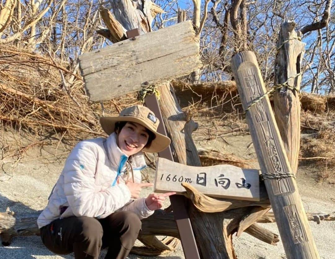 早霧せいなさんのインスタグラム写真 - (早霧せいなInstagram)「日向山🏔山梨県北杜市  BS朝日 「そこに山があるから」  2022.3  #頂上でタイミングよく飛行機雲 #そこに山があるから」6月12日 15時04分 - seinasagiri_official