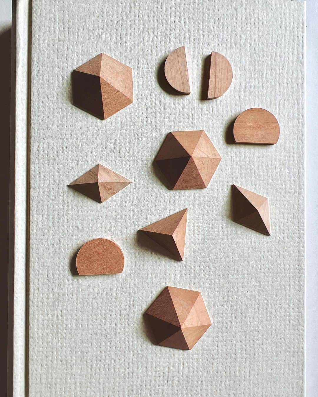 Chocolatさんのインスタグラム写真 - (ChocolatInstagram)「@corchea_tokyo ウッドピースに新しい形「半円」と「半月」が仲間入り。これからペイントが楽しみであります。 アルチザン、マサヲさん。いつもありがとうございます🙏🫡 @69steadyblue   1枚目の写真は、いま読んでる本です📖🤍🧁🫖 ・ ・ #コルチェア　#geometry #shapes  #contemporaryshapes #シンプルアクセサリー」6月12日 15時25分 - chocolatandakito