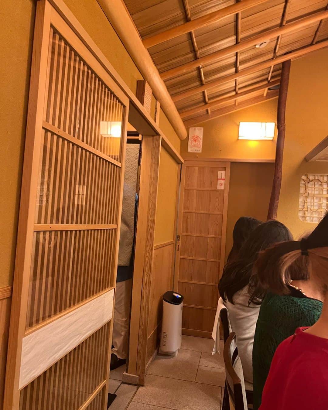大河内志保さんのインスタグラム写真 - (大河内志保Instagram)「井雪さん 一見京都の町屋さんの一画かと見間違える佇まい。 一年に一回のお楽しみ、 お料理は少量多皿でちょこちょこ沢山出てきます。 今回はご飯以外に23種類だそう！ 初めにガラスの器に鯛の出汁のジュレの中に人参🥕ピューレと雲丹が詰まっており冷たくて雲丹と人参の違う甘味旨味が口に広がると心の歓声が。  お料理もさることながらおちゃめな上田大将と美人で聡明で上質な京都弁の心地よいお話のされ方で大好きな奥様、ご夫妻にお会いするのが楽しみなんです。 毎年一年は早いなと感じる瞬間です。  お料理は撮影禁止でしてお料理意外を許可を得て撮らせて頂きました。  心より感謝して頂きました。  ご馳走様でした。  #井雪  #井雪さんのハラスごはん  #時雨煮ご飯  #鱧や車海老海老🦐の出汁カレー #東銀座グルメ  #日本料理  #懐石料理  #銀座グルメ  #京味出身  #京味西さんのお弟子さん #日本料理好きな人と繋がりたい」6月12日 17時51分 - okouchi_shiho