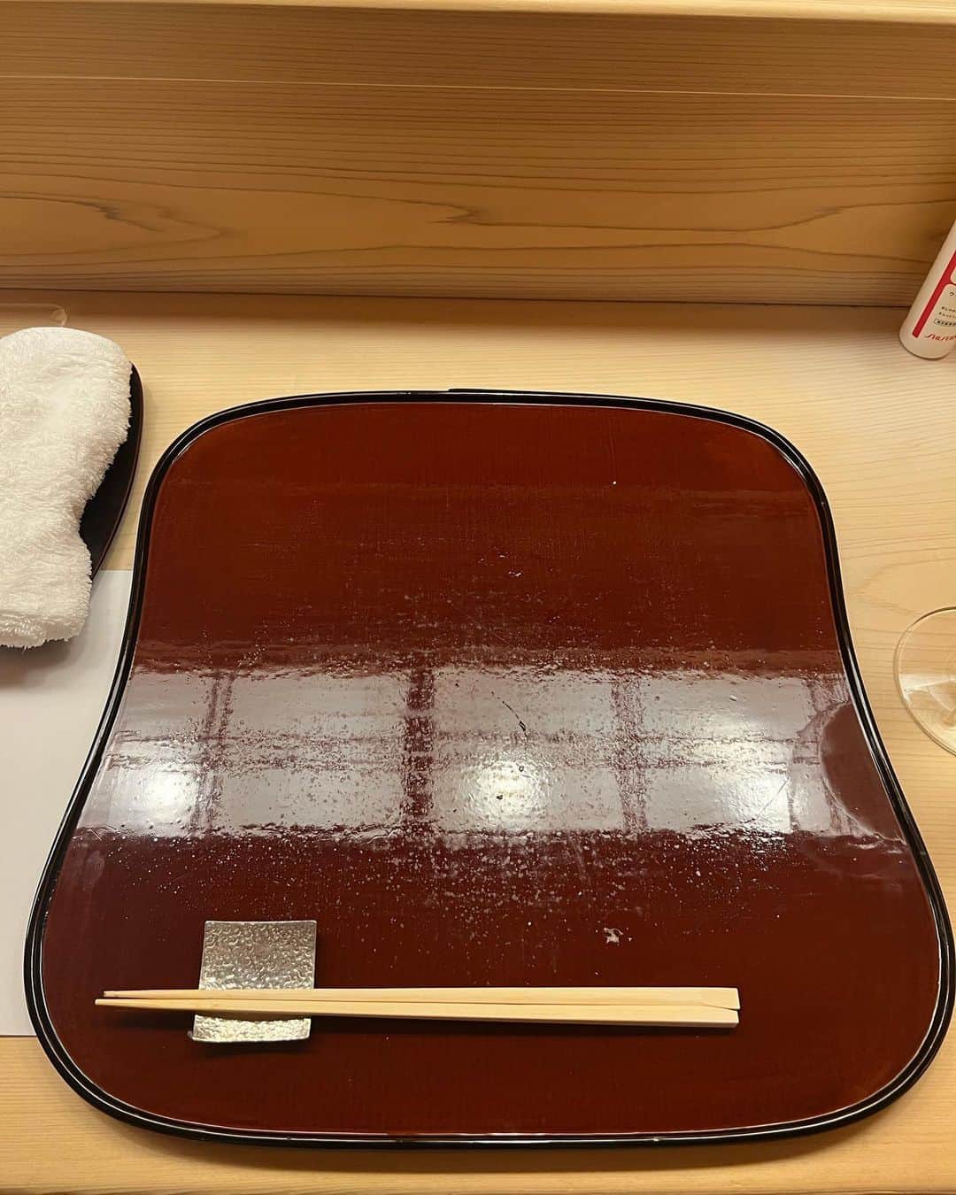 大河内志保さんのインスタグラム写真 - (大河内志保Instagram)「井雪さん 一見京都の町屋さんの一画かと見間違える佇まい。 一年に一回のお楽しみ、 お料理は少量多皿でちょこちょこ沢山出てきます。 今回はご飯以外に23種類だそう！ 初めにガラスの器に鯛の出汁のジュレの中に人参🥕ピューレと雲丹が詰まっており冷たくて雲丹と人参の違う甘味旨味が口に広がると心の歓声が。  お料理もさることながらおちゃめな上田大将と美人で聡明で上質な京都弁の心地よいお話のされ方で大好きな奥様、ご夫妻にお会いするのが楽しみなんです。 毎年一年は早いなと感じる瞬間です。  お料理は撮影禁止でしてお料理意外を許可を得て撮らせて頂きました。  心より感謝して頂きました。  ご馳走様でした。  #井雪  #井雪さんのハラスごはん  #時雨煮ご飯  #鱧や車海老海老🦐の出汁カレー #東銀座グルメ  #日本料理  #懐石料理  #銀座グルメ  #京味出身  #京味西さんのお弟子さん #日本料理好きな人と繋がりたい」6月12日 17時51分 - okouchi_shiho