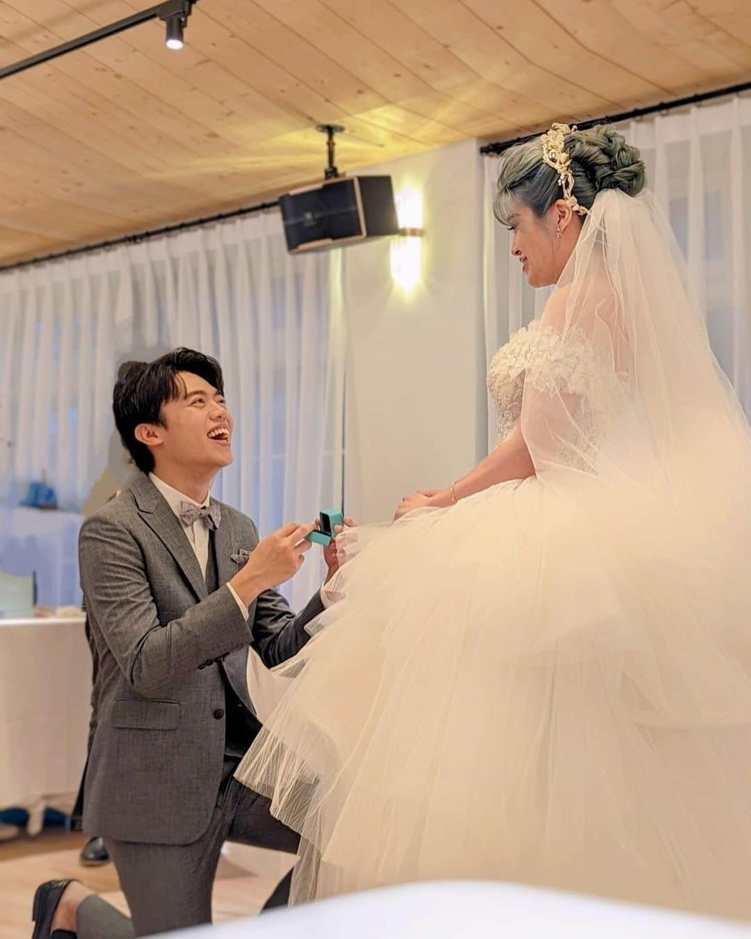 Jia Ju Jiangさんのインスタグラム写真 - (Jia Ju JiangInstagram)「謝謝各方好友昨天來參加婚禮🥰 原本只是想辦個簡單的朋友派對 沒想到一直加東西外加身邊的人一直洗腦「要證婚啦」「要穿婚紗啦」 派對就突然升級成一個西式婚禮了（？？）  一直不想辦的和普通婚禮一樣，只有進場和吃飯就結束了 所以安排很多我私心很想看+很ㄎㄧㄤ的活動，人體蛋糕、放欸片、接老二捧花、性癖爆料大會  很感謝很多好友特地前來祝福我們的婚禮🥰我們選在一個天氣超爛的6月結婚，地點也是超級難前往的陽明山，但各位不辭辛勞的前來祝福真的⋯非常感激！！！ 原本想說我朋友很少，可能只有10幾個人，但最後居然能來100個朋友真的太感激了🥺🥺🥺  婚禮前一天真的緊張到不停懷疑：到底為什麼我要辦婚禮⋯ 辦完之後覺得有辦婚禮真的太好了😊我真的很開心  我最感謝我的老公～他原本不想辦婚禮但因為我吵著要幹嘛幹嘛😂他都認份的幫我聯繫所有相關人員去完成了 雖然你不是100分的男人，但你是我最愛的老公😊  這場婚禮有很多朋友幫忙才能順利完成阿🥹因為新娘超級粗線條外加新郎是個超級直男，如果沒有你們大家的話我可能會直接死路邊😂  三套禮服非常謝謝很照顧我們新人的 @gracekelly.tw @artizstudio.tw 租借給我們🥺每套都美到被大家稱讚  婚禮紀錄感謝從coser時期一直幫我拍照的 @zuo_fengtwphotographer 幫我記錄我的人生🫶  我跟新郎的頭髮感謝 @woopark_hsin 每次都幫我染的美美的🥰這次的海洋公主髮色超級喜歡～跟婚紗超級配的  伴娘們則是我的cos時期一起出角的兩位好搭檔 @chihiro_chang @shiragayanko66 不只幫我一起美美的進場也幫助我完成很多婚禮準備的工作🥺愛你們🥰🥰  主持人 @danhaozhe 雖然超級失控但我就愛你跟我一起發瘋😎🤘🏻我玩得很開心啊～  現場DJ是我的水瓶座好員工 @willy_dj.lileyes 幫我放一堆油油的歌和遊戲王的進場音樂😎🤙🏻完成我的臭宅心願  調酒師 @bartenderxaish 很認真幫大家調製我們招待的酒～也知道新娘酒量超差所以嚴格控管大家不要灌我🤪不然我可能在婚禮的地板上爬了  婚禮招待 @kelvyn_akai 像個牛郎一樣幫我帶好大家的位置🤩不愧是我的思想複製人，知道我到底什麼時候頭腦打結或者快要失智了（？）努力幫我齁住我的理智線。總招待 @lan.wen.ting 真的是整場最吵聲音最大聲但也是最可憐的人😂沒有他管好兩位失控新人我們可能真的會爆炸」6月12日 18時06分 - misa72600