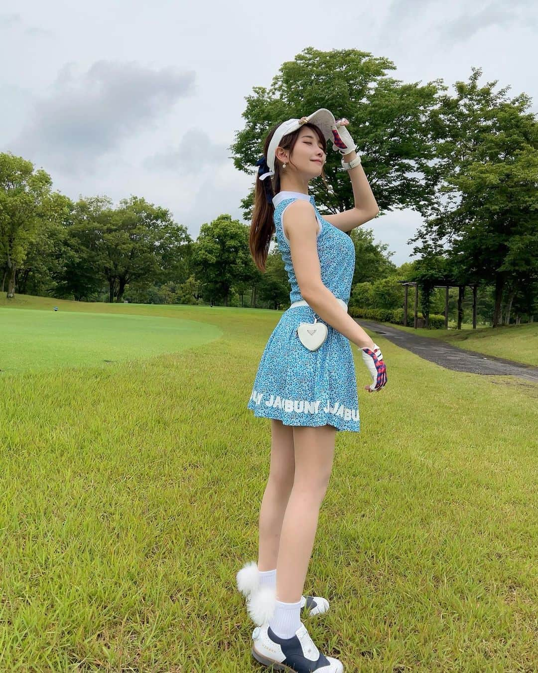 MAYUさんのインスタグラム写真 - (MAYUInstagram)「. 🤍💙🐰🫧 . このウェアかわいい〜🥺🤍 水色の小花柄🫧 白と水色で爽やかにみえるよねっ💙 @jackbunny_official のだよん🫧 . ショート丈のソックス久しぶりに履いたな〜🫣 いつもハイソとかニーハイを履きがちだけど、これはぽんぽん付きでお気に入り🤍 . ハートのミニミニポーチもかわいーでしょ😆🤍 . . #ゴルフ女子#ゴルフ#ゴルフウェア#ゴルフコーデ#ジャックバニー#golf#golfwear#golfswing#golfclub#golfcourse#golflife#golfgirl#golfer#golfaddict#jackbunny#japanese」6月12日 18時34分 - mayu.kina_golf