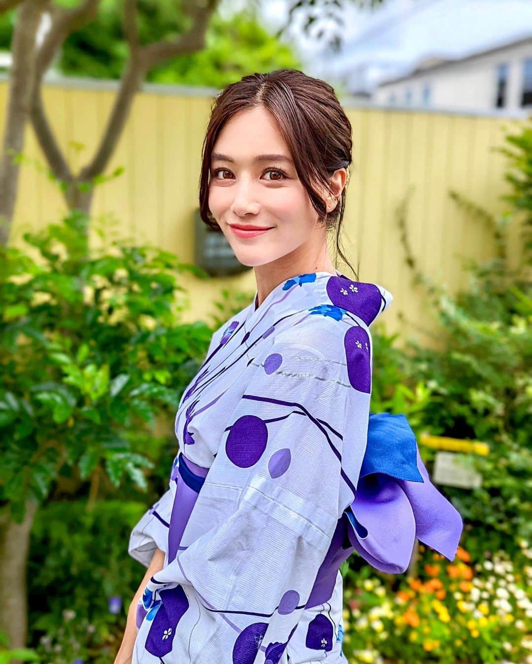 石井里奈さんのインスタグラム写真 - (石井里奈Instagram)「こんばんは💛 今年初浴衣🥹👘🤍 . お昼に投稿した @rcawaii では浴衣も借りれるの🙆‍♀️ 浴衣ってそんなに着る機会もないからレンタルできるの嬉しいよね🤍 . 撮影でしたが浴衣を着られて夏気分🍉今年の夏が楽しみになりました🌺✨昔はピンクとかばっかり着てたけど大人になるの落ちついたカラーの浴衣がいいですね💜 . 今日 @parafuse.saaya.tokyo のところで脳洗浄行ってきたんだけど、脳髄液流してもらえてかなりスッキリ✨昨日は撮影してお酒飲んでむくみそうな行動してましたが今朝にはものすごくスッキリ❣️ 経営者の方とかがこぞって通う意味わかる気がしました✨頭が冴える！笑 脳洗浄ぜひ試してみてね🧠スッキリした〜🤍 . 明日からも頑張っていきましょ💛 . #浴衣 #yukata #japanesegirl #日本 #japanese #浴衣女子 #浴衣ヘア #浴衣ヘアアレンジ #浴衣ヘアセット #花火大会 #花火 #花火大会デート #浴衣美人 #浴衣帯結び #浴衣アレンジ #浴衣レンタル #夏 #浴衣デート #yukatagirl #japaneseculture #japanesefashion #撮影 #撮影モデル #オフショット #脳洗浄 #小顔 #頭皮ケア #頭皮マッサージ #頭皮クレンジング #ヘッドマッサージ」6月12日 19時02分 - ri7tin1025