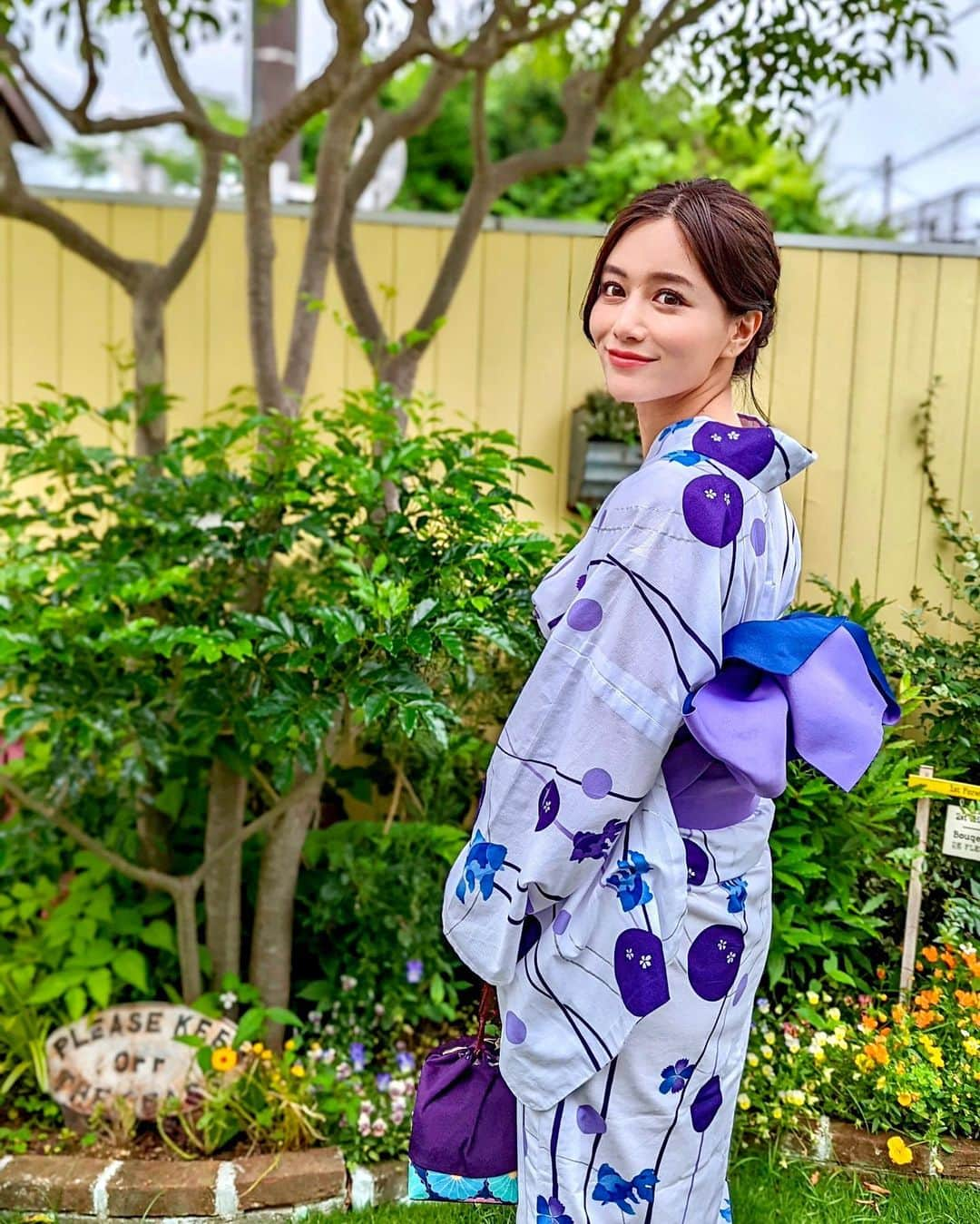 石井里奈さんのインスタグラム写真 - (石井里奈Instagram)「こんばんは💛 今年初浴衣🥹👘🤍 . お昼に投稿した @rcawaii では浴衣も借りれるの🙆‍♀️ 浴衣ってそんなに着る機会もないからレンタルできるの嬉しいよね🤍 . 撮影でしたが浴衣を着られて夏気分🍉今年の夏が楽しみになりました🌺✨昔はピンクとかばっかり着てたけど大人になるの落ちついたカラーの浴衣がいいですね💜 . 今日 @parafuse.saaya.tokyo のところで脳洗浄行ってきたんだけど、脳髄液流してもらえてかなりスッキリ✨昨日は撮影してお酒飲んでむくみそうな行動してましたが今朝にはものすごくスッキリ❣️ 経営者の方とかがこぞって通う意味わかる気がしました✨頭が冴える！笑 脳洗浄ぜひ試してみてね🧠スッキリした〜🤍 . 明日からも頑張っていきましょ💛 . #浴衣 #yukata #japanesegirl #日本 #japanese #浴衣女子 #浴衣ヘア #浴衣ヘアアレンジ #浴衣ヘアセット #花火大会 #花火 #花火大会デート #浴衣美人 #浴衣帯結び #浴衣アレンジ #浴衣レンタル #夏 #浴衣デート #yukatagirl #japaneseculture #japanesefashion #撮影 #撮影モデル #オフショット #脳洗浄 #小顔 #頭皮ケア #頭皮マッサージ #頭皮クレンジング #ヘッドマッサージ」6月12日 19時02分 - ri7tin1025