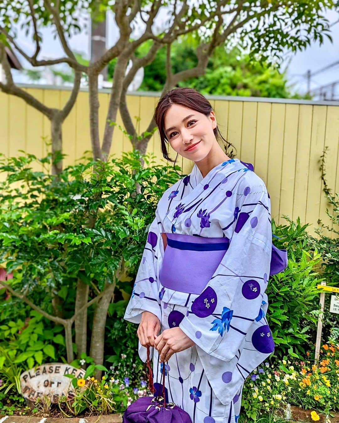 石井里奈さんのインスタグラム写真 - (石井里奈Instagram)「こんばんは💛 今年初浴衣🥹👘🤍 . お昼に投稿した @rcawaii では浴衣も借りれるの🙆‍♀️ 浴衣ってそんなに着る機会もないからレンタルできるの嬉しいよね🤍 . 撮影でしたが浴衣を着られて夏気分🍉今年の夏が楽しみになりました🌺✨昔はピンクとかばっかり着てたけど大人になるの落ちついたカラーの浴衣がいいですね💜 . 今日 @parafuse.saaya.tokyo のところで脳洗浄行ってきたんだけど、脳髄液流してもらえてかなりスッキリ✨昨日は撮影してお酒飲んでむくみそうな行動してましたが今朝にはものすごくスッキリ❣️ 経営者の方とかがこぞって通う意味わかる気がしました✨頭が冴える！笑 脳洗浄ぜひ試してみてね🧠スッキリした〜🤍 . 明日からも頑張っていきましょ💛 . #浴衣 #yukata #japanesegirl #日本 #japanese #浴衣女子 #浴衣ヘア #浴衣ヘアアレンジ #浴衣ヘアセット #花火大会 #花火 #花火大会デート #浴衣美人 #浴衣帯結び #浴衣アレンジ #浴衣レンタル #夏 #浴衣デート #yukatagirl #japaneseculture #japanesefashion #撮影 #撮影モデル #オフショット #脳洗浄 #小顔 #頭皮ケア #頭皮マッサージ #頭皮クレンジング #ヘッドマッサージ」6月12日 19時02分 - ri7tin1025