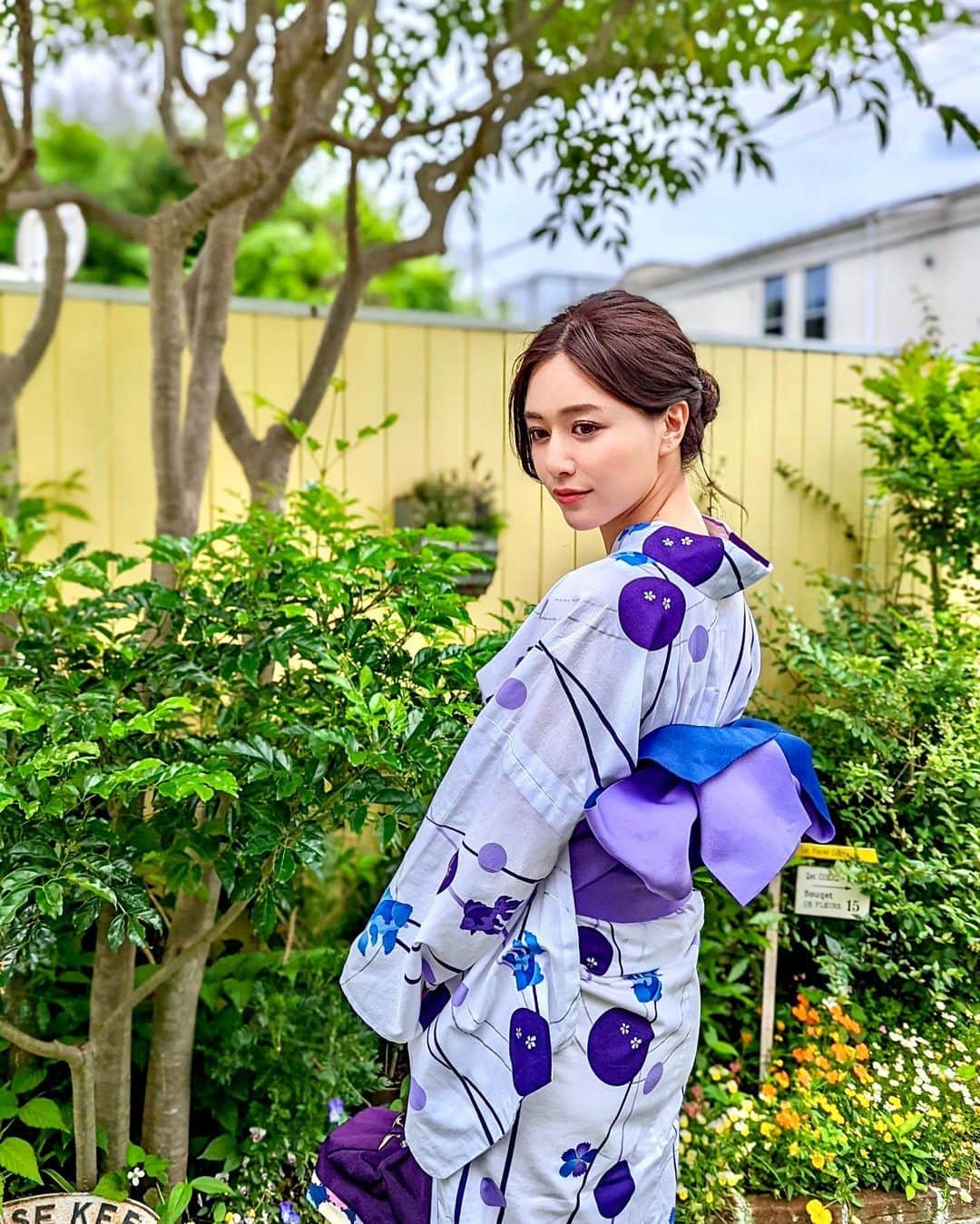 石井里奈さんのインスタグラム写真 - (石井里奈Instagram)「こんばんは💛 今年初浴衣🥹👘🤍 . お昼に投稿した @rcawaii では浴衣も借りれるの🙆‍♀️ 浴衣ってそんなに着る機会もないからレンタルできるの嬉しいよね🤍 . 撮影でしたが浴衣を着られて夏気分🍉今年の夏が楽しみになりました🌺✨昔はピンクとかばっかり着てたけど大人になるの落ちついたカラーの浴衣がいいですね💜 . 今日 @parafuse.saaya.tokyo のところで脳洗浄行ってきたんだけど、脳髄液流してもらえてかなりスッキリ✨昨日は撮影してお酒飲んでむくみそうな行動してましたが今朝にはものすごくスッキリ❣️ 経営者の方とかがこぞって通う意味わかる気がしました✨頭が冴える！笑 脳洗浄ぜひ試してみてね🧠スッキリした〜🤍 . 明日からも頑張っていきましょ💛 . #浴衣 #yukata #japanesegirl #日本 #japanese #浴衣女子 #浴衣ヘア #浴衣ヘアアレンジ #浴衣ヘアセット #花火大会 #花火 #花火大会デート #浴衣美人 #浴衣帯結び #浴衣アレンジ #浴衣レンタル #夏 #浴衣デート #yukatagirl #japaneseculture #japanesefashion #撮影 #撮影モデル #オフショット #脳洗浄 #小顔 #頭皮ケア #頭皮マッサージ #頭皮クレンジング #ヘッドマッサージ」6月12日 19時02分 - ri7tin1025