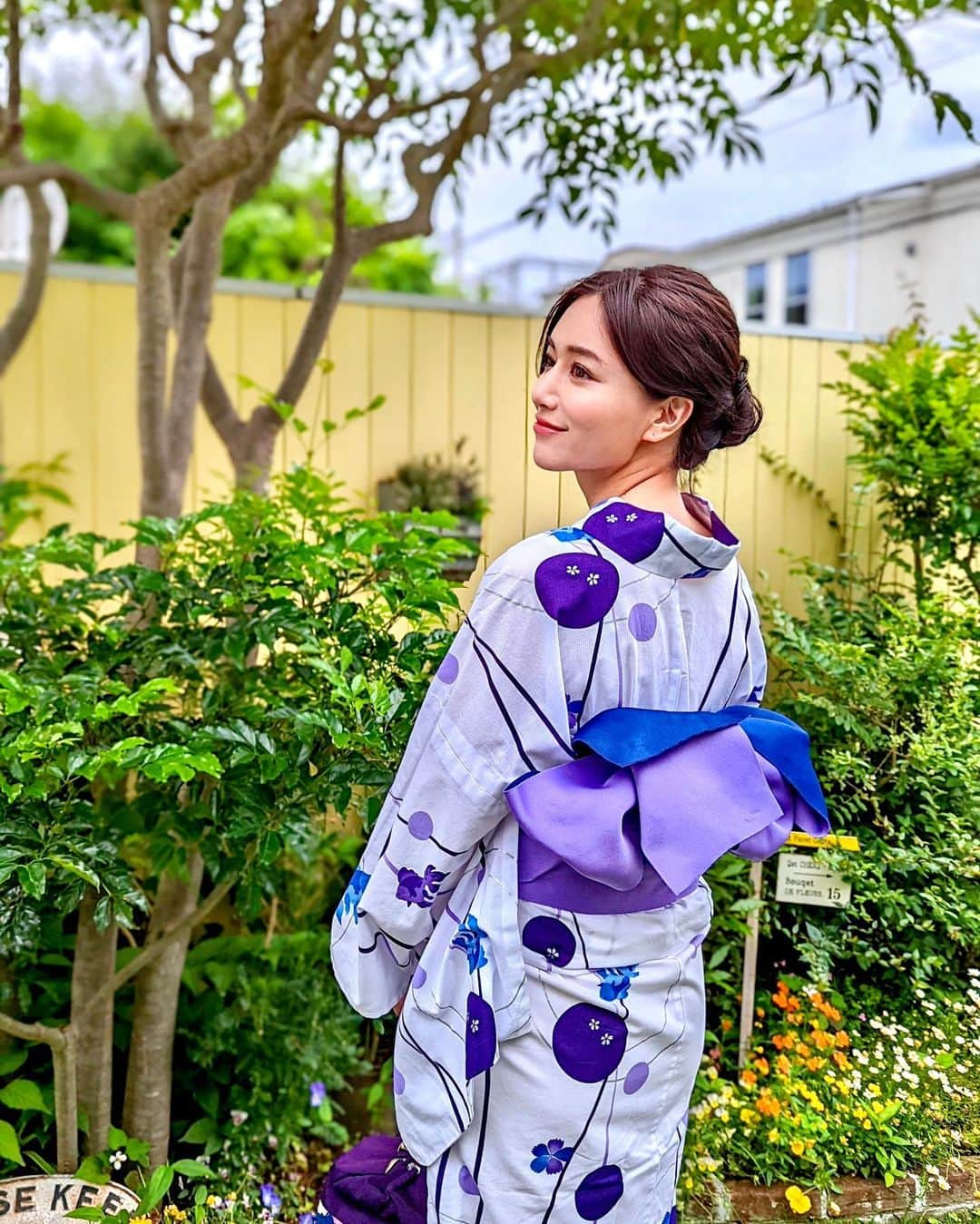 石井里奈さんのインスタグラム写真 - (石井里奈Instagram)「こんばんは💛 今年初浴衣🥹👘🤍 . お昼に投稿した @rcawaii では浴衣も借りれるの🙆‍♀️ 浴衣ってそんなに着る機会もないからレンタルできるの嬉しいよね🤍 . 撮影でしたが浴衣を着られて夏気分🍉今年の夏が楽しみになりました🌺✨昔はピンクとかばっかり着てたけど大人になるの落ちついたカラーの浴衣がいいですね💜 . 今日 @parafuse.saaya.tokyo のところで脳洗浄行ってきたんだけど、脳髄液流してもらえてかなりスッキリ✨昨日は撮影してお酒飲んでむくみそうな行動してましたが今朝にはものすごくスッキリ❣️ 経営者の方とかがこぞって通う意味わかる気がしました✨頭が冴える！笑 脳洗浄ぜひ試してみてね🧠スッキリした〜🤍 . 明日からも頑張っていきましょ💛 . #浴衣 #yukata #japanesegirl #日本 #japanese #浴衣女子 #浴衣ヘア #浴衣ヘアアレンジ #浴衣ヘアセット #花火大会 #花火 #花火大会デート #浴衣美人 #浴衣帯結び #浴衣アレンジ #浴衣レンタル #夏 #浴衣デート #yukatagirl #japaneseculture #japanesefashion #撮影 #撮影モデル #オフショット #脳洗浄 #小顔 #頭皮ケア #頭皮マッサージ #頭皮クレンジング #ヘッドマッサージ」6月12日 19時02分 - ri7tin1025