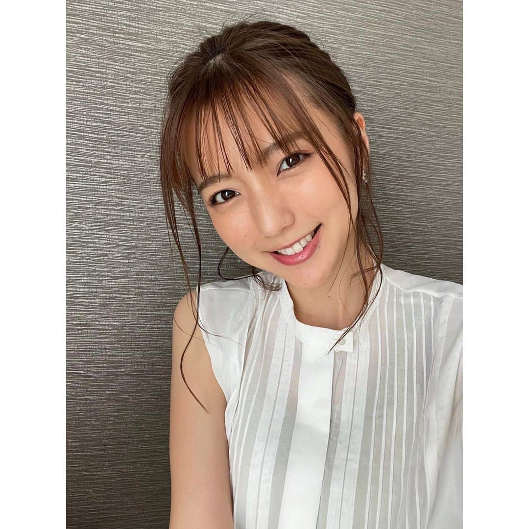 真野恵里菜さんのインスタグラム写真 - (真野恵里菜Instagram)「セルフメイクをした日💄 最近のヘアアレンジは ひとつにまとめて後れ毛を出すことにハマってます！ ストレートアイロンで全体的に緩く巻いて 結ぶ位置を決めたら後れ毛をピピっと出して 左右の量を調節したら結んで 後れ毛の巻いてる方向を左右揃えて 最後にワックスでほどよく束感を出したら完成🤗 後れ毛って加減が難しいから何回やっても時間がかかる😂😂 . . 【番組出演のお知らせ】 6月16日　夜7:00〜 テレビ朝日　「ウラ撮れちゃいました」 同じく16日　夜8:00〜 フジテレビ　「奇跡体験！アンビリバボー」 こちらの番組に出演します😊 久しぶりのテレビ出演で ものすごくドキドキしたけど どちらもとっても夢中になった企画でした！✨ よかったら見てください☺️ #セルフメイク #後れ毛 #ヘアアレンジ」6月12日 20時30分 - erinamano_official