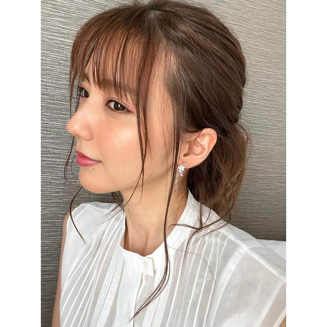 真野恵里菜さんのインスタグラム写真 - (真野恵里菜Instagram)「セルフメイクをした日💄 最近のヘアアレンジは ひとつにまとめて後れ毛を出すことにハマってます！ ストレートアイロンで全体的に緩く巻いて 結ぶ位置を決めたら後れ毛をピピっと出して 左右の量を調節したら結んで 後れ毛の巻いてる方向を左右揃えて 最後にワックスでほどよく束感を出したら完成🤗 後れ毛って加減が難しいから何回やっても時間がかかる😂😂 . . 【番組出演のお知らせ】 6月16日　夜7:00〜 テレビ朝日　「ウラ撮れちゃいました」 同じく16日　夜8:00〜 フジテレビ　「奇跡体験！アンビリバボー」 こちらの番組に出演します😊 久しぶりのテレビ出演で ものすごくドキドキしたけど どちらもとっても夢中になった企画でした！✨ よかったら見てください☺️ #セルフメイク #後れ毛 #ヘアアレンジ」6月12日 20時30分 - erinamano_official