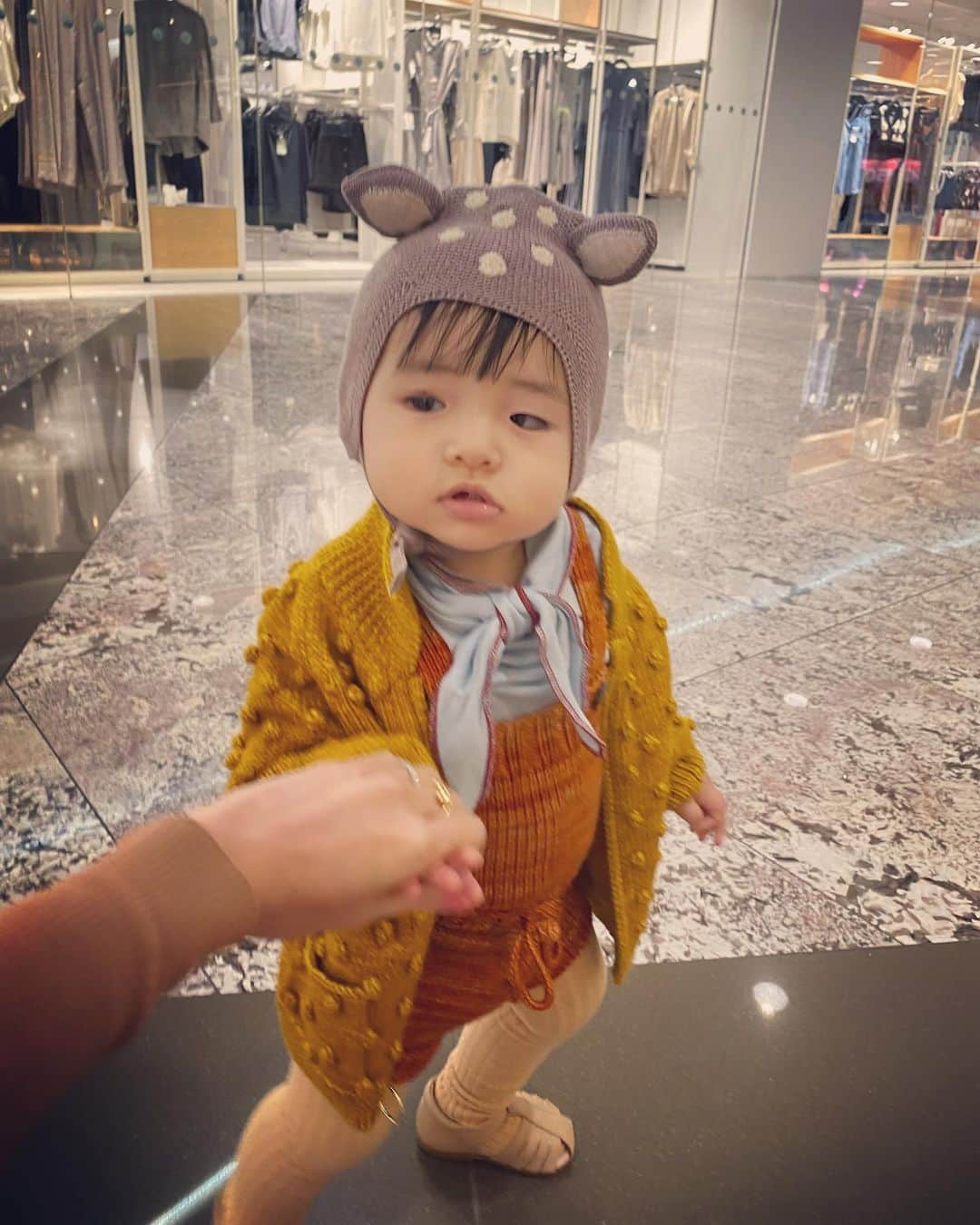 稀鳥まりやさんのインスタグラム写真 - (稀鳥まりやInstagram)「🐥🐥🐥 歩く事が相当楽しいようで、ベビーカーから下ろすとエンドレスにあちこちウロチョロしております🐥 もう本当に目が離せなくなりました😂 今日はお店のお姉さんに沢山遊んで頂き終始ハイテンション＆ご機嫌で楽しそうにしてました💕 子供に優しい方ばかりで本当有難い🥺💖 ・ ・ #体力おばけ #母は汗だく」6月12日 20時35分 - mariya_kitori