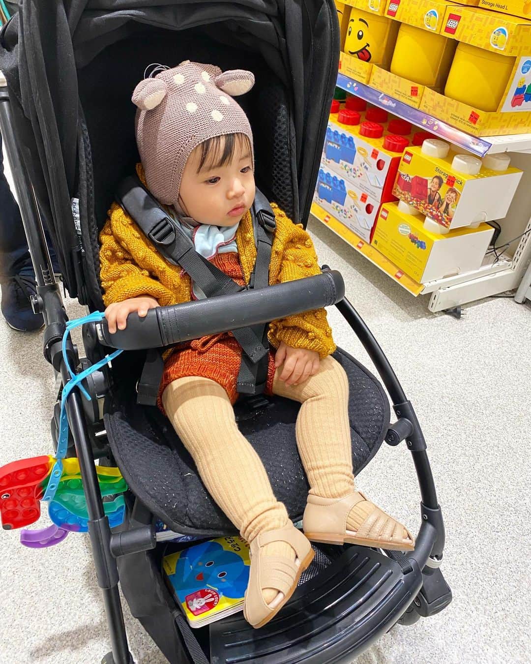 稀鳥まりやさんのインスタグラム写真 - (稀鳥まりやInstagram)「🐥🐥🐥 歩く事が相当楽しいようで、ベビーカーから下ろすとエンドレスにあちこちウロチョロしております🐥 もう本当に目が離せなくなりました😂 今日はお店のお姉さんに沢山遊んで頂き終始ハイテンション＆ご機嫌で楽しそうにしてました💕 子供に優しい方ばかりで本当有難い🥺💖 ・ ・ #体力おばけ #母は汗だく」6月12日 20時35分 - mariya_kitori