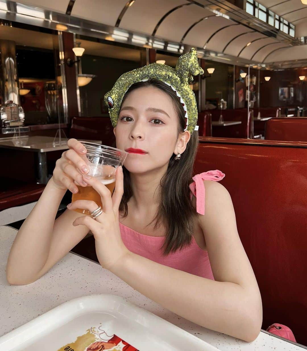 古川貴絵さんのインスタグラム写真 - (古川貴絵Instagram)「どこ行っても飲んでるね🍺 キラキラの恐竜さん🦖可愛かった〜💖 #usj #ユニバ」6月12日 20時52分 - _kiegram