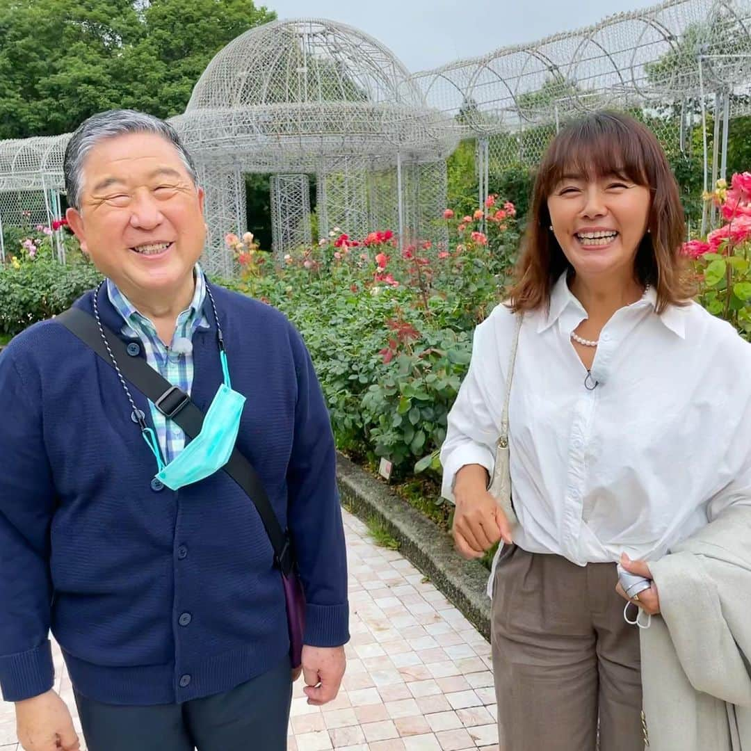 田中律子さんのインスタグラム写真 - (田中律子Instagram)「路線バスで寄り道の旅🚌ロケ  今日は徳さんの寝顔じゃなくて、こちら😂  あ、触ってませんよ🤲（笑） 2人で写真撮ろーって言ったら、いたずらっ子みたいな顔してこんなんして、で、2枚目の笑顔😆相変わらず元気で最高です👏  バス旅🚌も10年、大好きな徳さん、いつまでも元気にバス乗って🚌歩いて👣食べて🍚飲んで🍺寝て😪いてほしいです☺️  #路線バスで寄り道の旅  #徳さん  #バス旅🚌  #テレビ朝日  #大好き  #元気でいてね」6月12日 21時16分 - ri2kotanaka